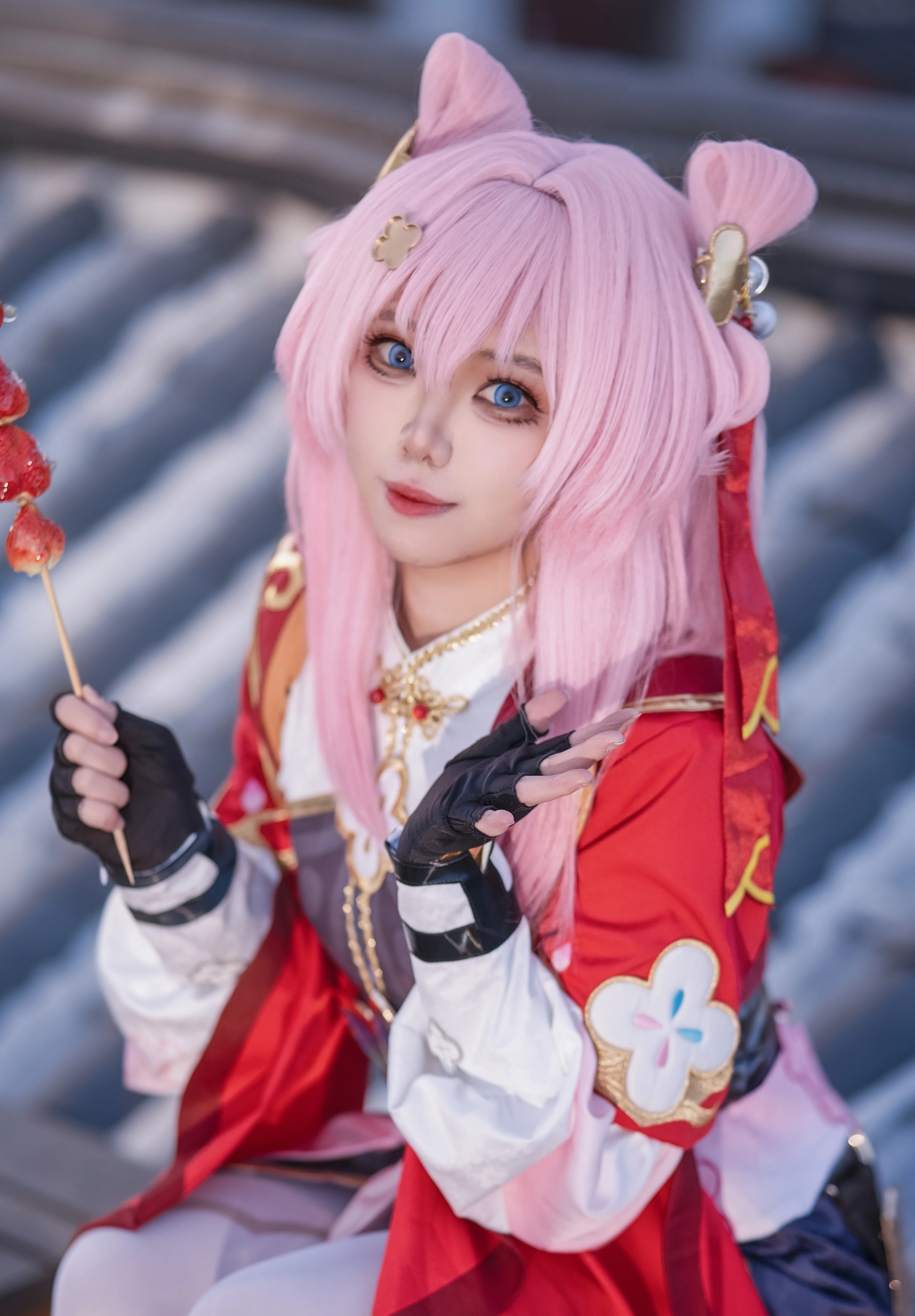 【三月なのか コスプレ】麗江の屋根に佇む仙舟の少女、糖葫芦（タンフールー）と山景の絶妙なコラボ - 5 枚目