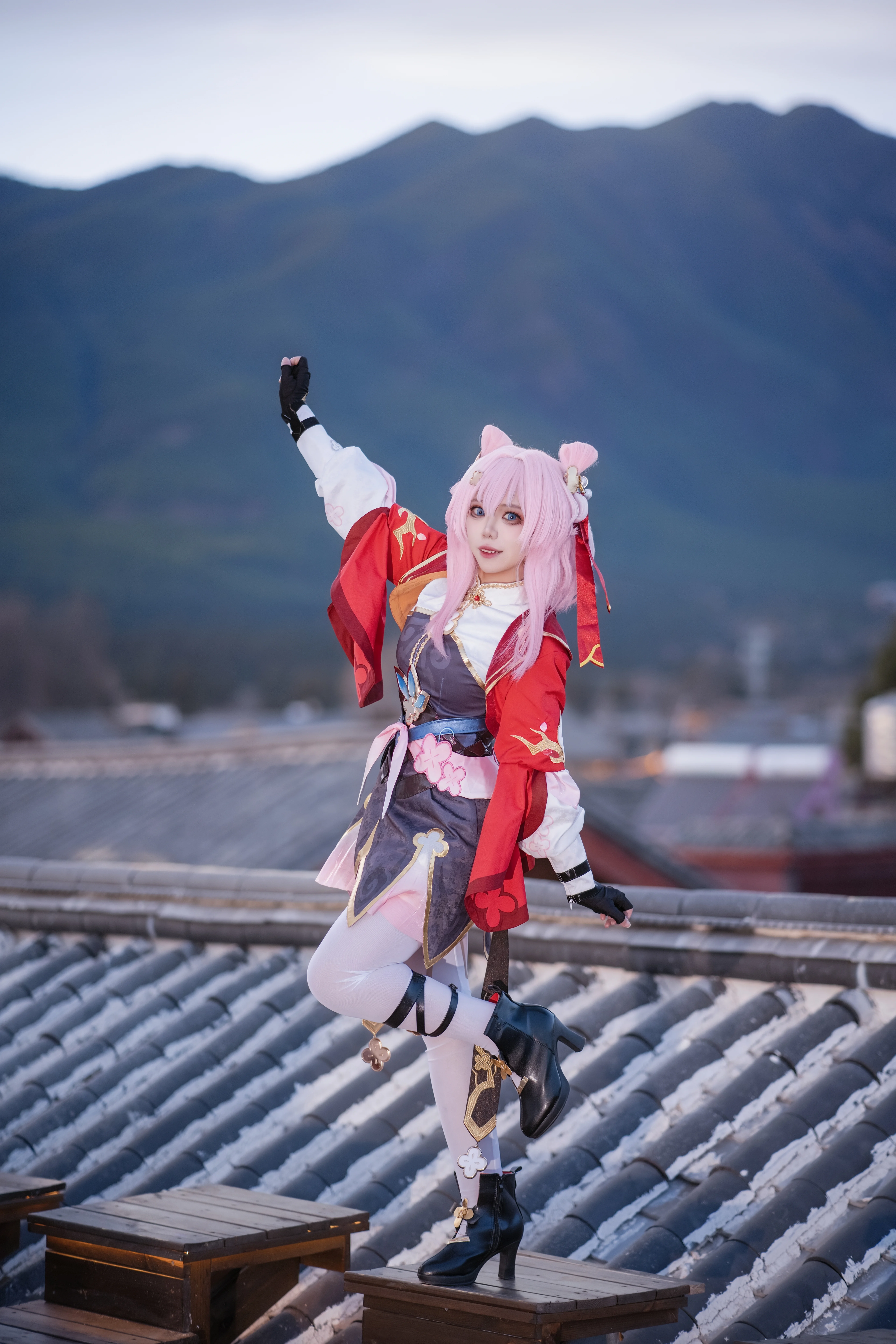 【三月なのか コスプレ】麗江の屋根に佇む仙舟の少女、糖葫芦（タンフールー）と山景の絶妙なコラボ - 6 枚目