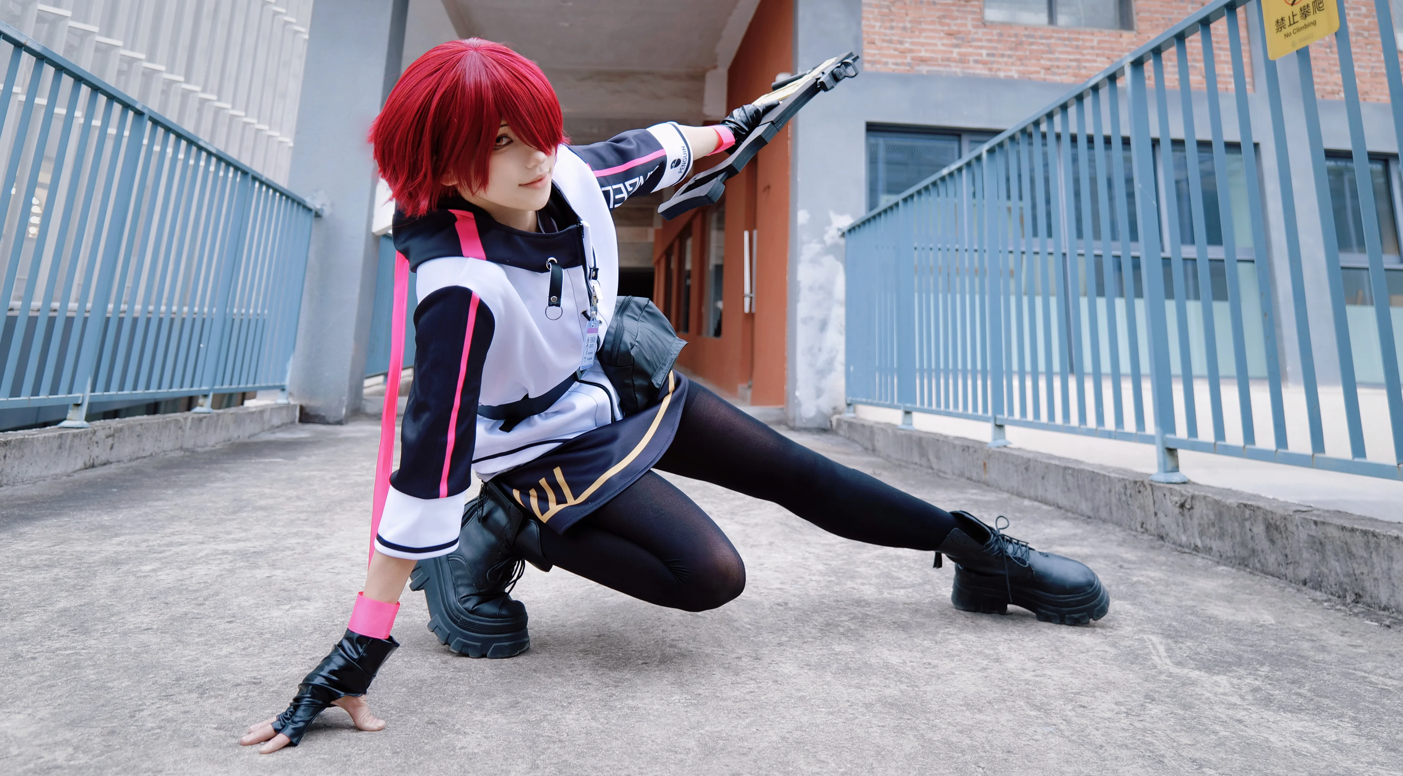 【Arknights Exusiai Cosplay】Red-Haired Angel, the Outdoor Daily Life of a Penguin Logistics Operator - Image 16