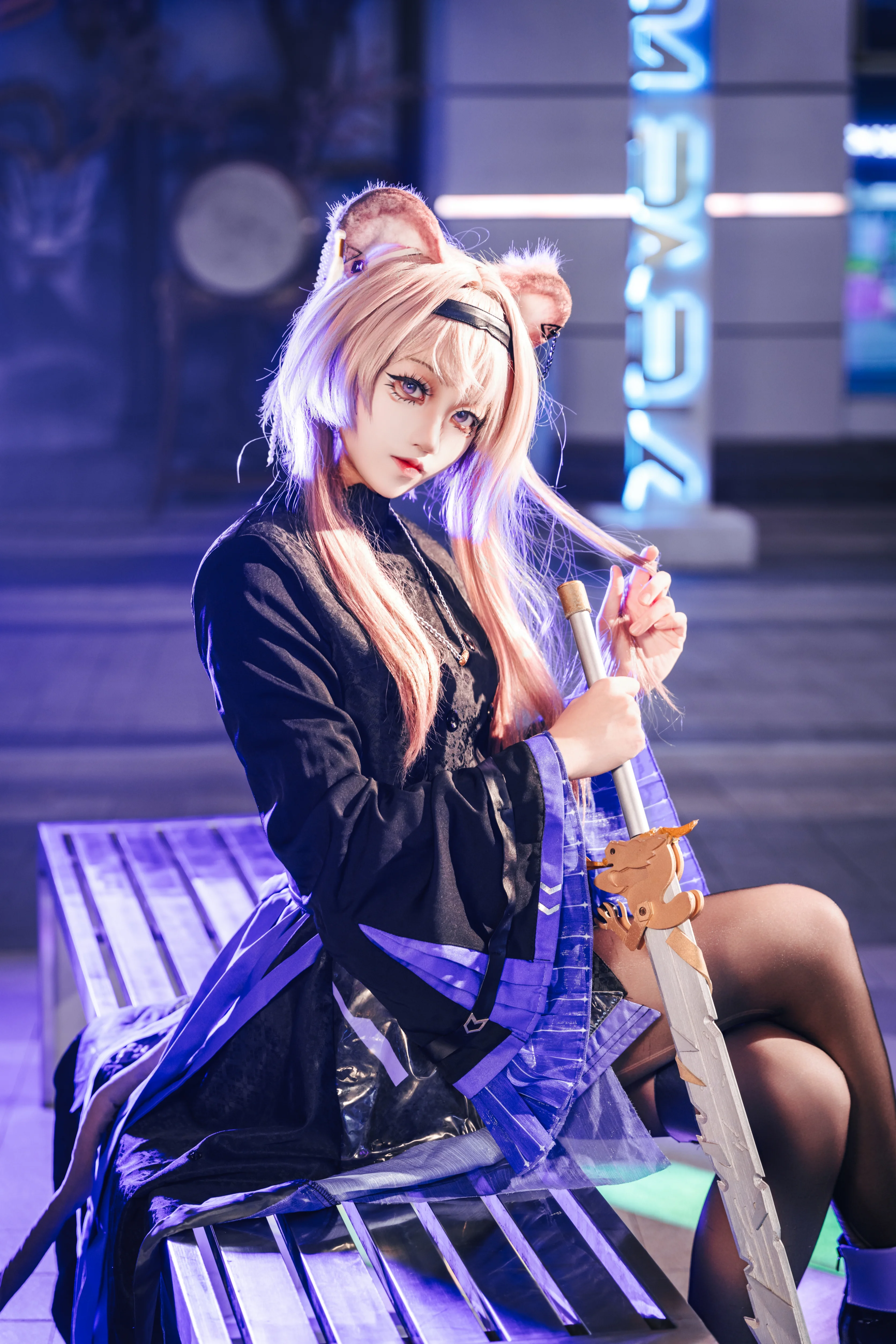 【林雨霞cos】明日方舟林雨霞，霓虹夜影下的飒爽特写 - 第 1 张