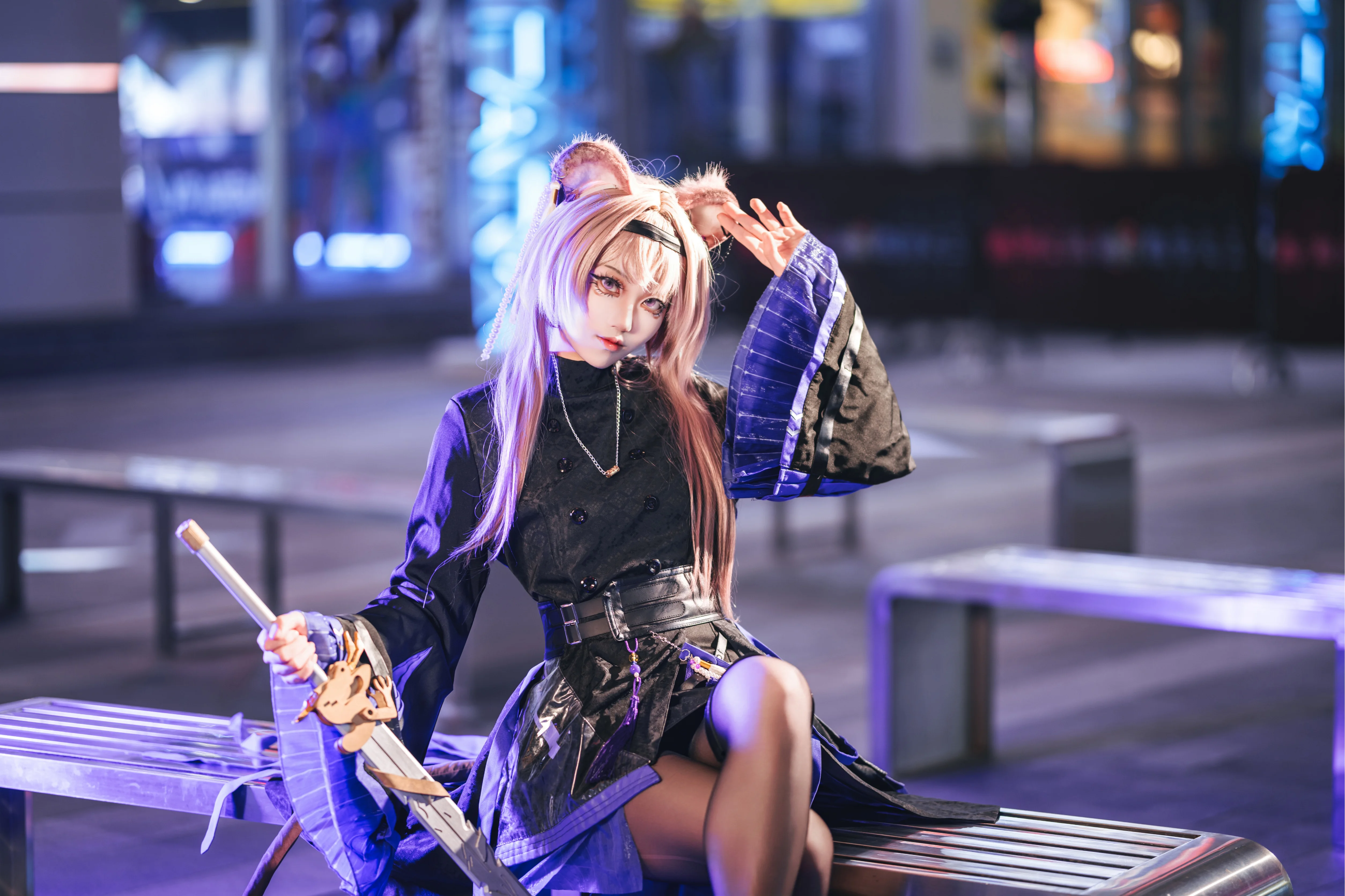 【林雨霞cos】明日方舟林雨霞，霓虹夜影下的飒爽特写 - 第 3 张