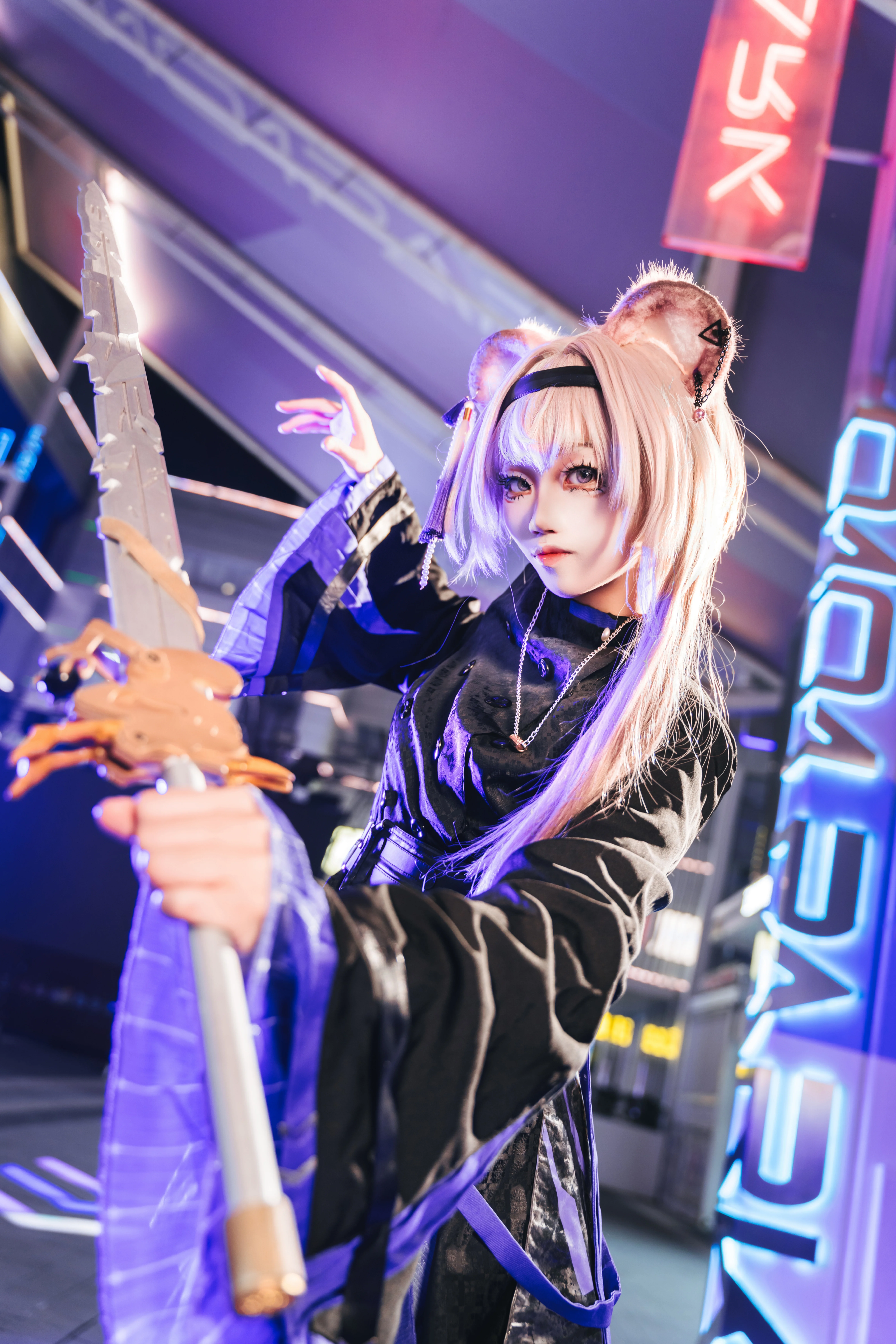 【林雨霞cos】明日方舟林雨霞，霓虹夜影下的飒爽特写 - 第 6 张