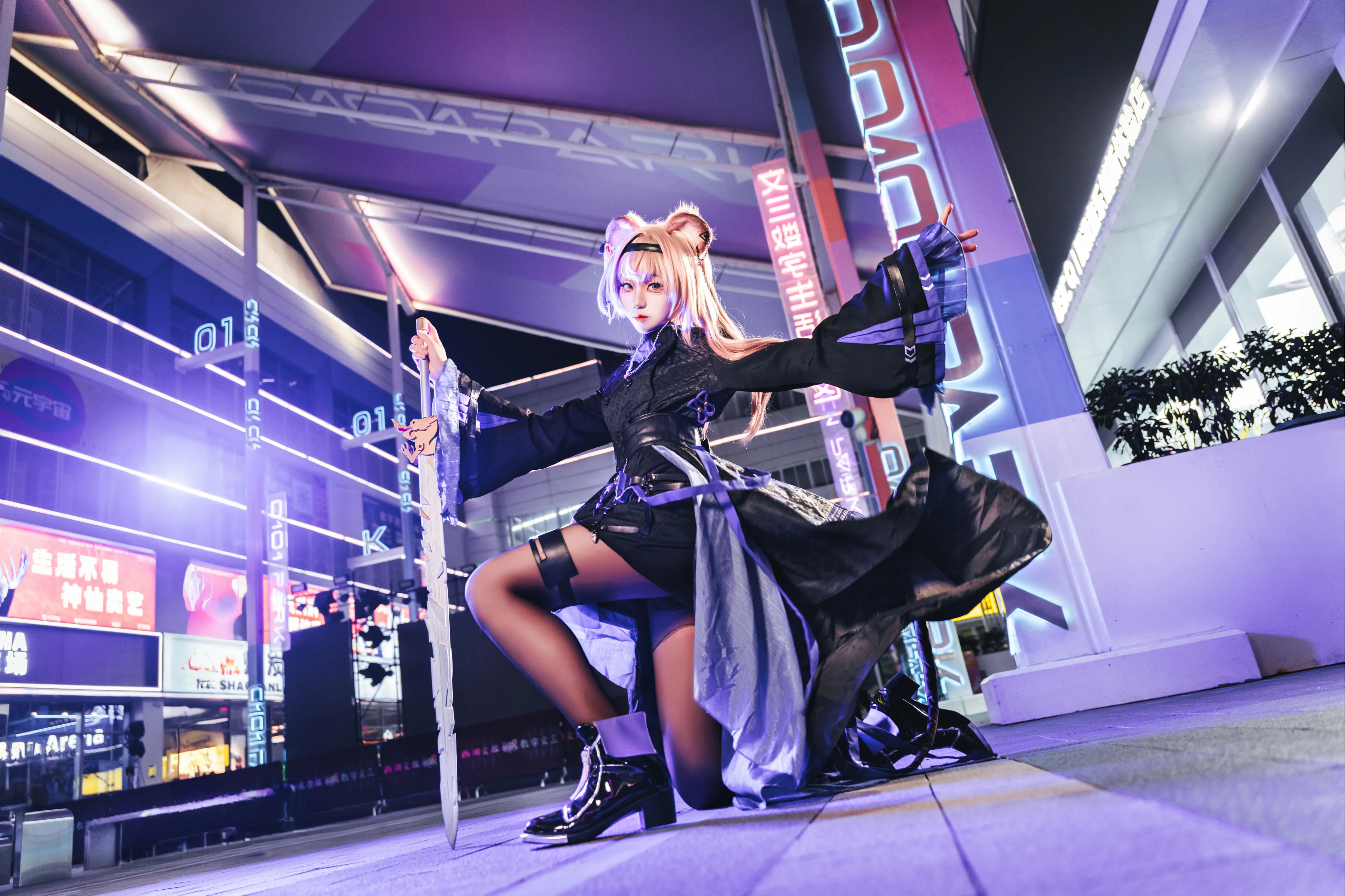 【林雨霞cos】明日方舟林雨霞，霓虹夜影下的飒爽特写 - 第 7 张
