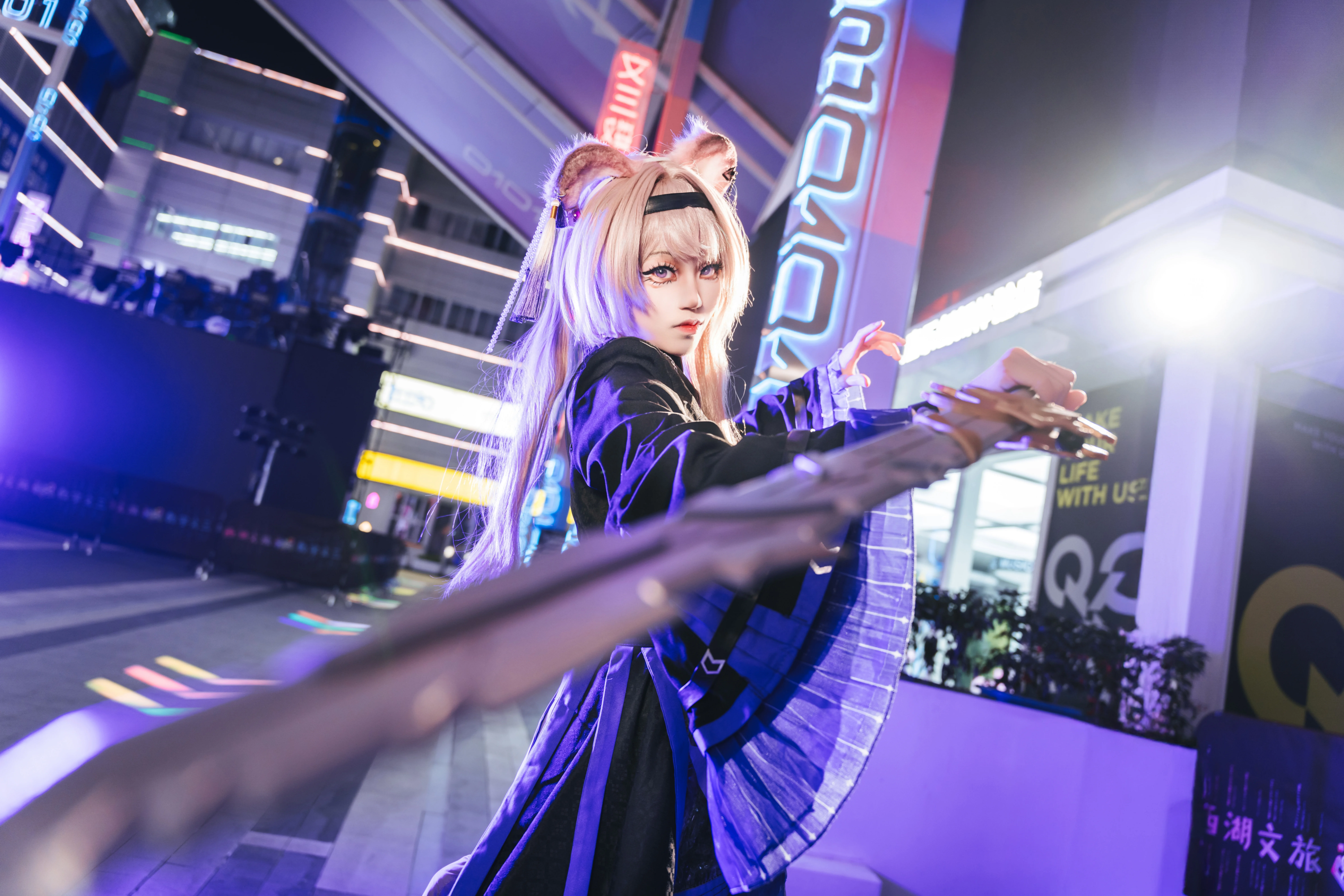 【林雨霞cos】明日方舟林雨霞，霓虹夜影下的飒爽特写 - 第 8 张