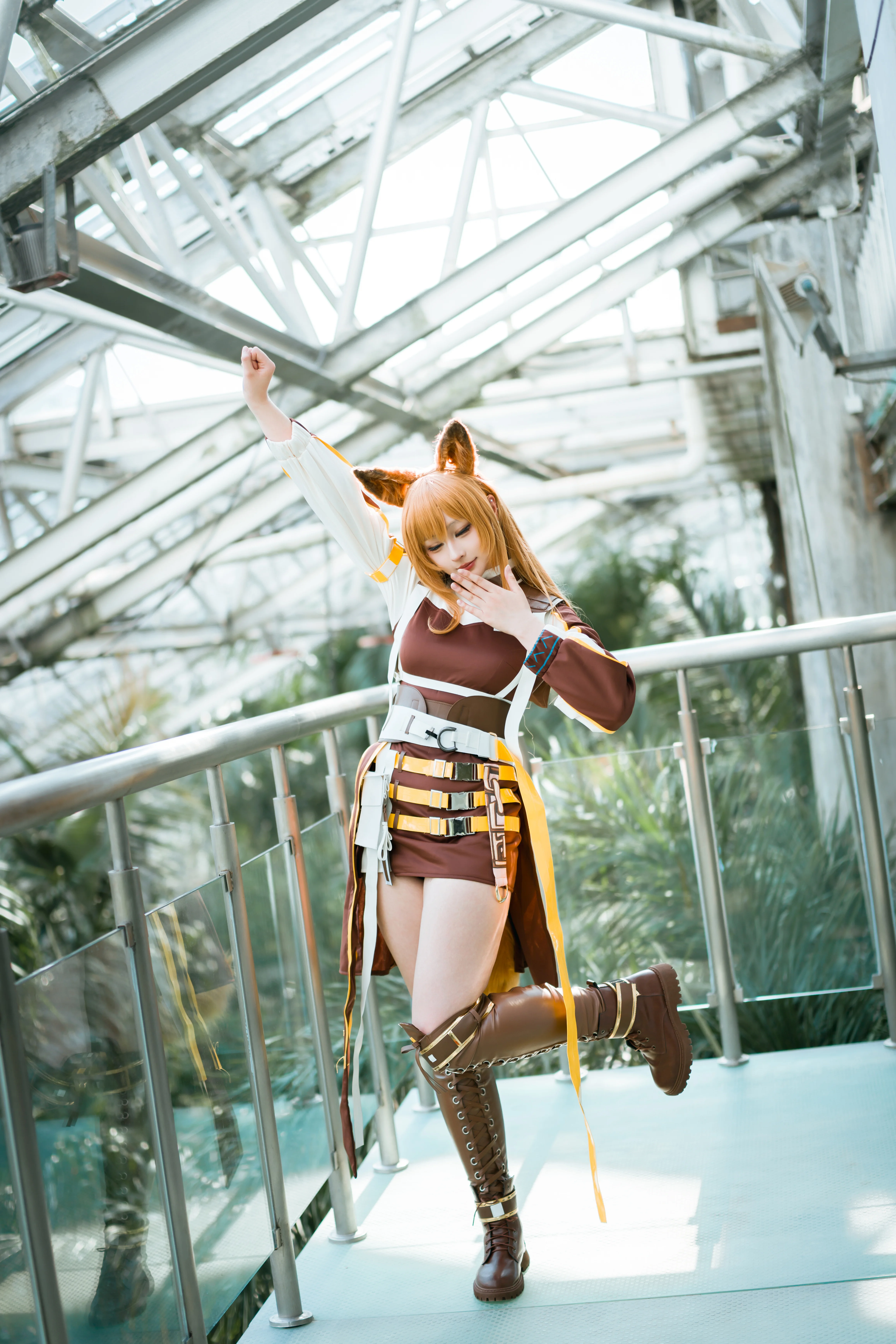 【ケオベコスプレ】インダストリアルなガラスドームの下、アークナイツのケオベが過ごす散歩時間