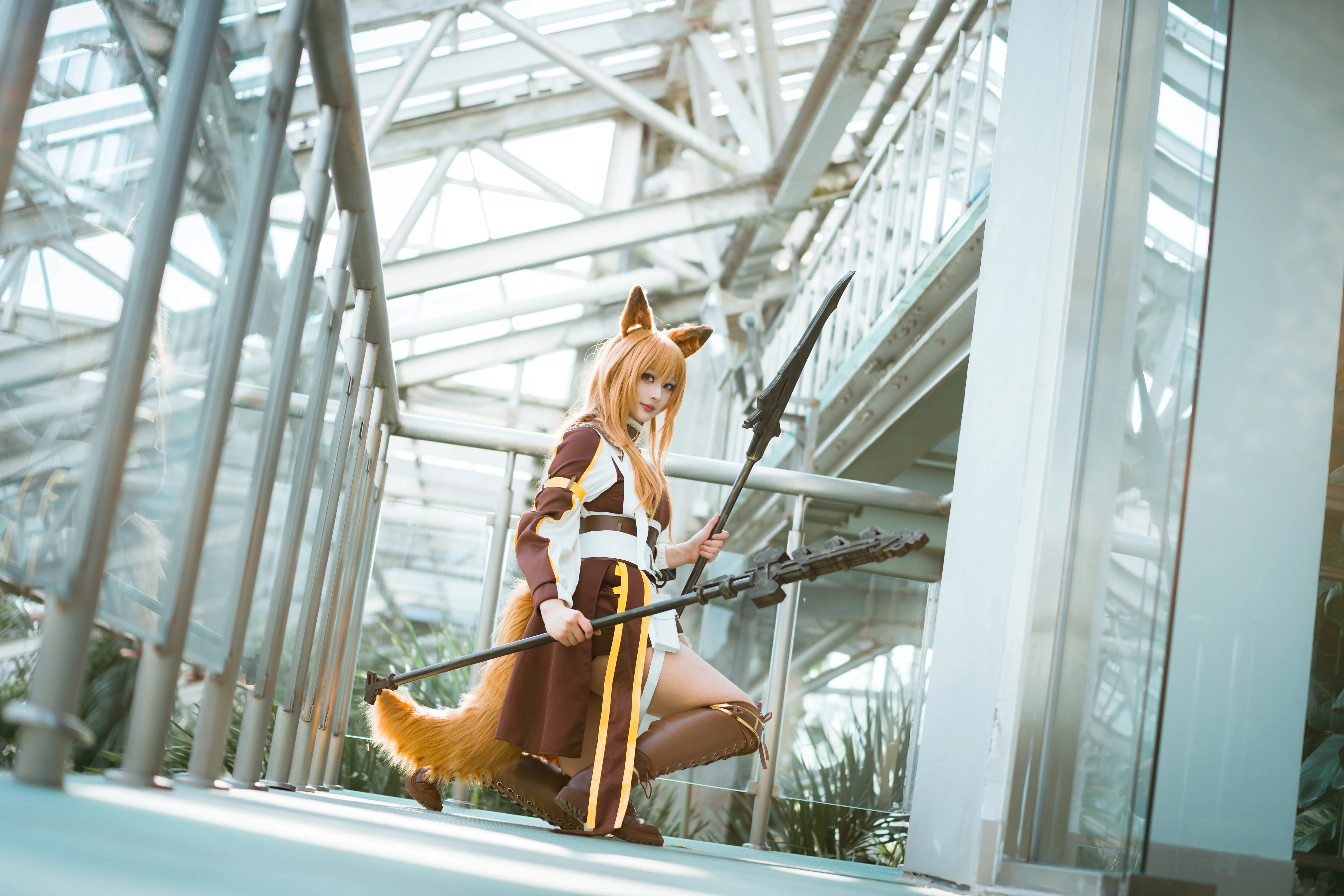 【ケオベコスプレ】インダストリアルなガラスドームの下、アークナイツのケオベが過ごす散歩時間 - 2 枚目