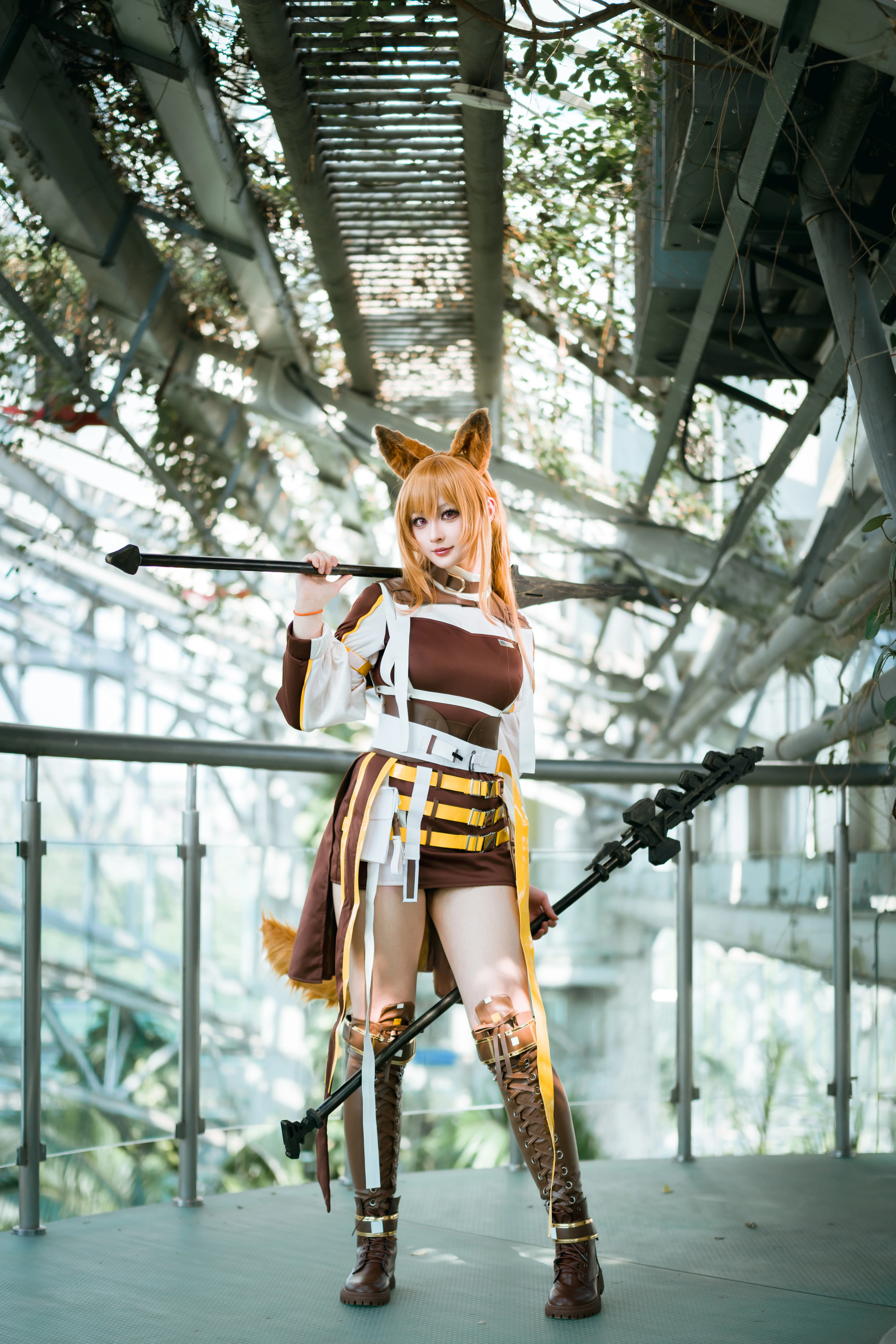 【ケオベコスプレ】インダストリアルなガラスドームの下、アークナイツのケオベが過ごす散歩時間 - 4 枚目