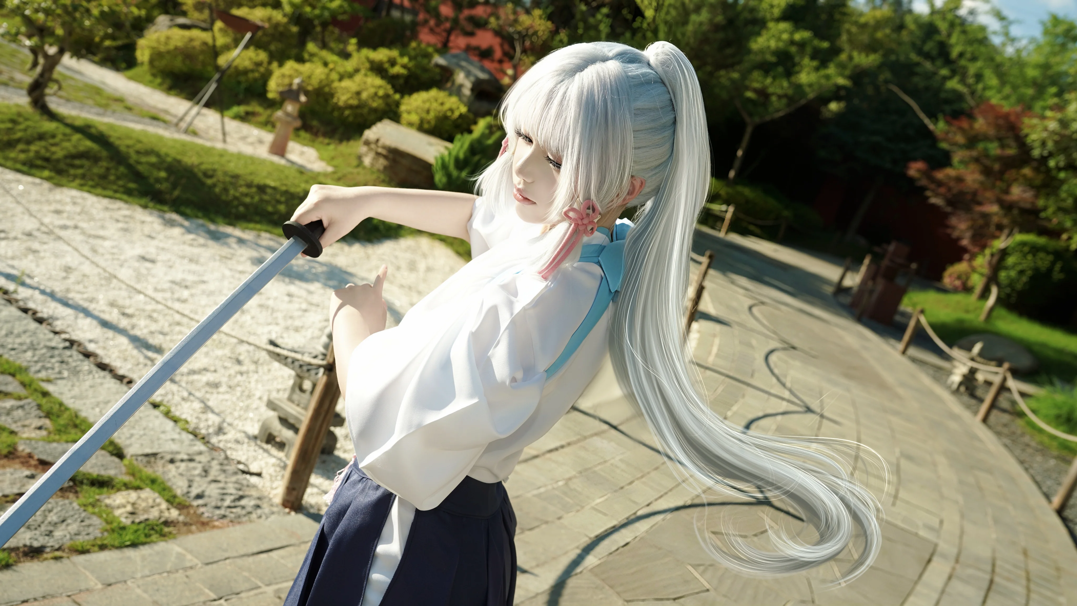 [神里绫华cos] 在《原神》庭院中，感受神里流的优雅 - 推荐阅读封面