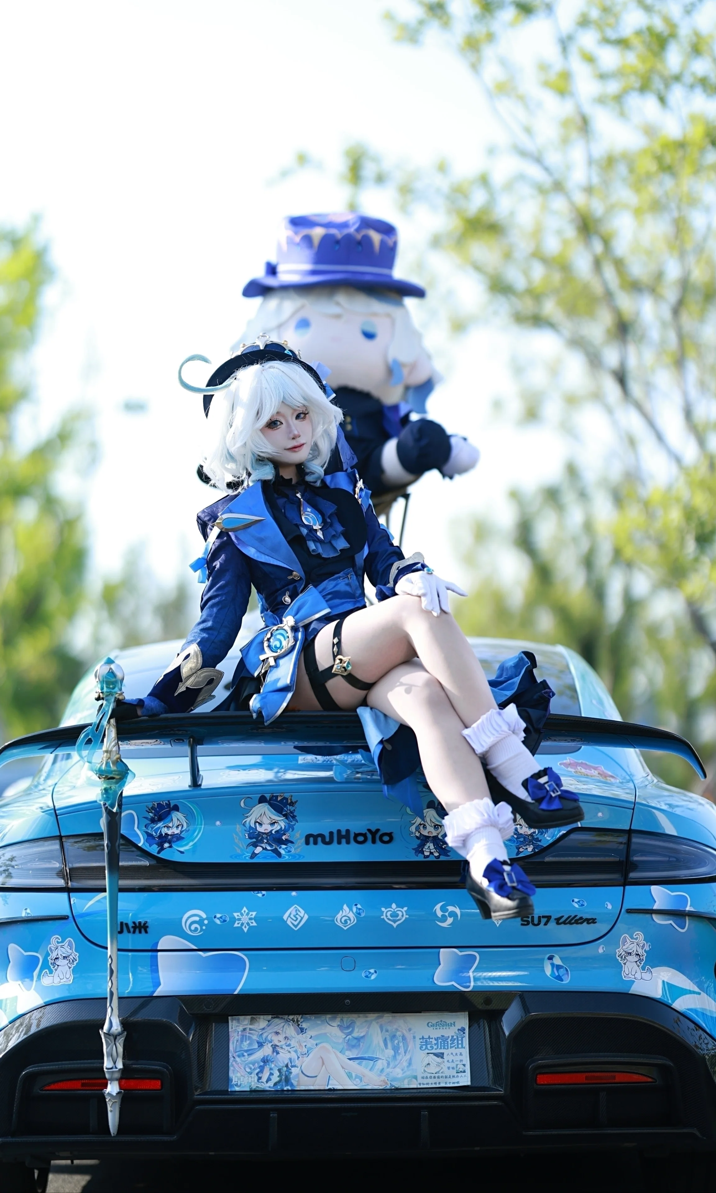 【芙宁娜cos】与痛车的梦幻碰撞，在青色光影中演绎角色魅力