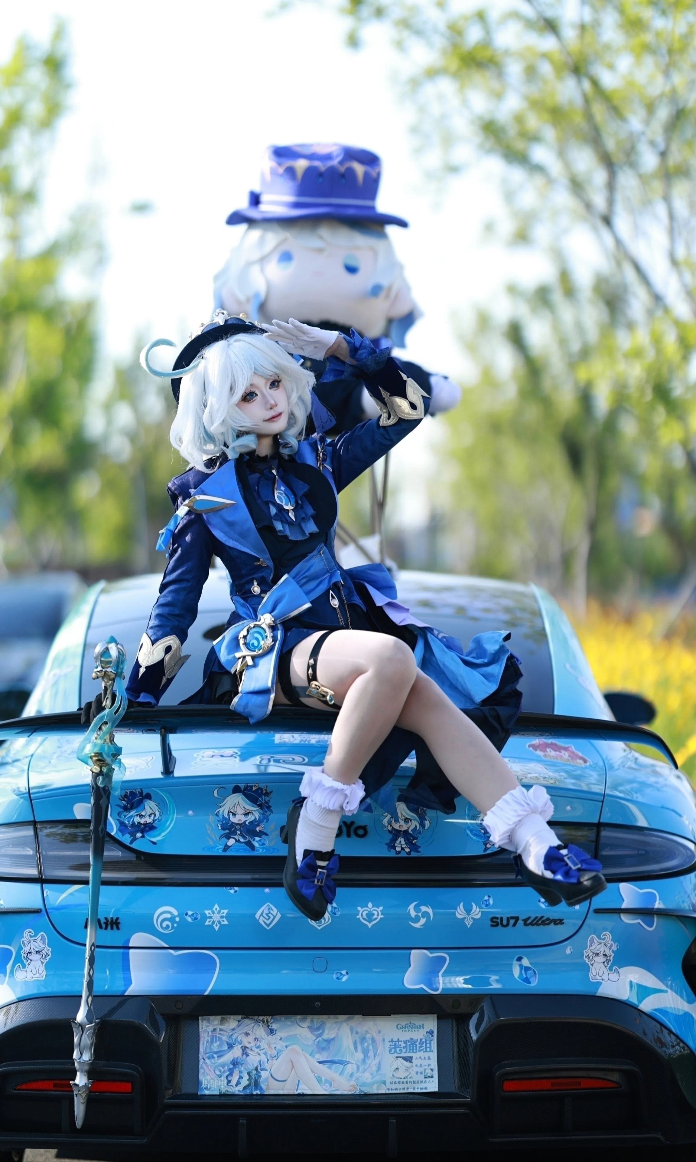 【芙宁娜cos】与痛车的梦幻碰撞，在青色光影中演绎角色魅力 - 第 2 张