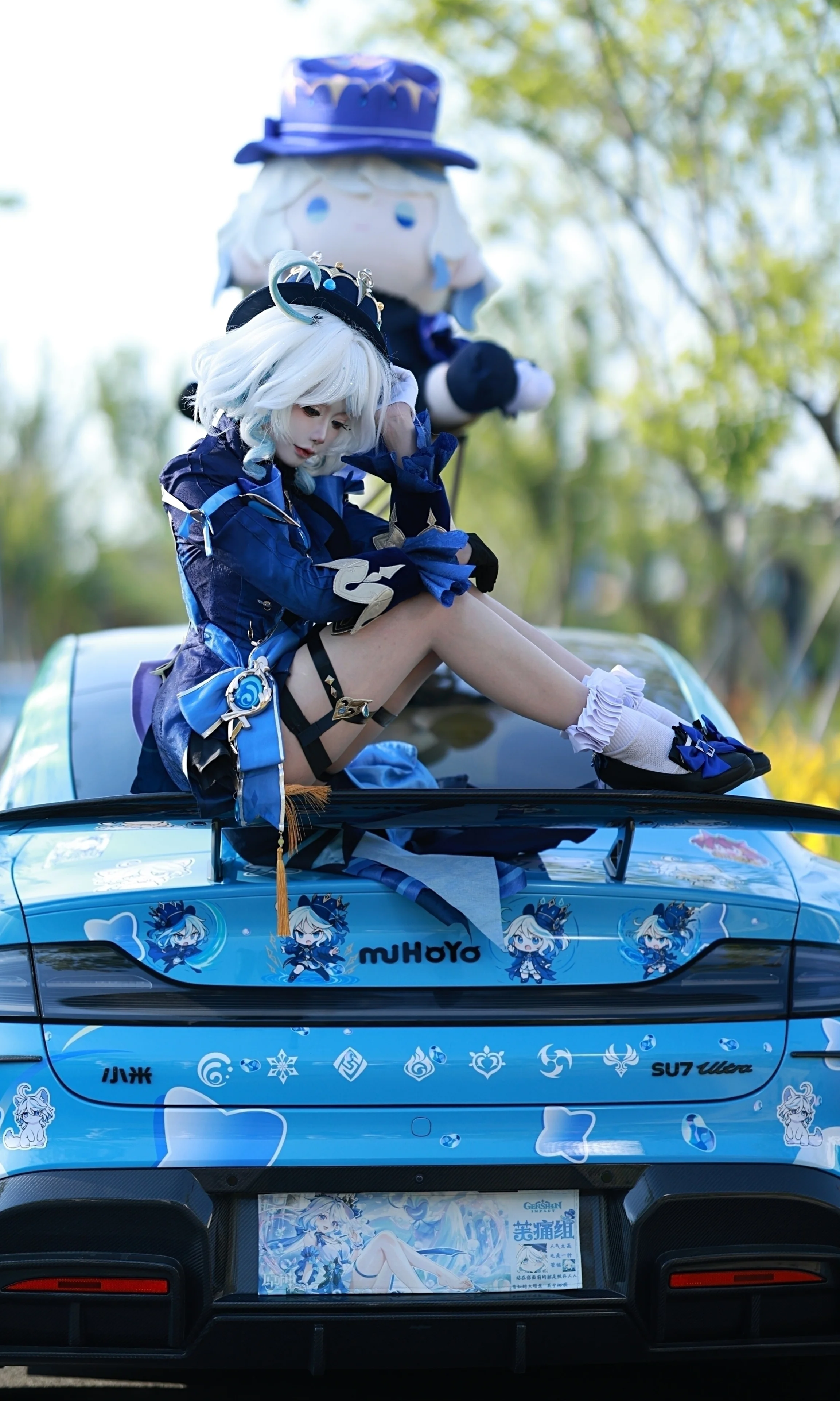 【芙宁娜cos】与痛车的梦幻碰撞，在青色光影中演绎角色魅力 - 第 3 张