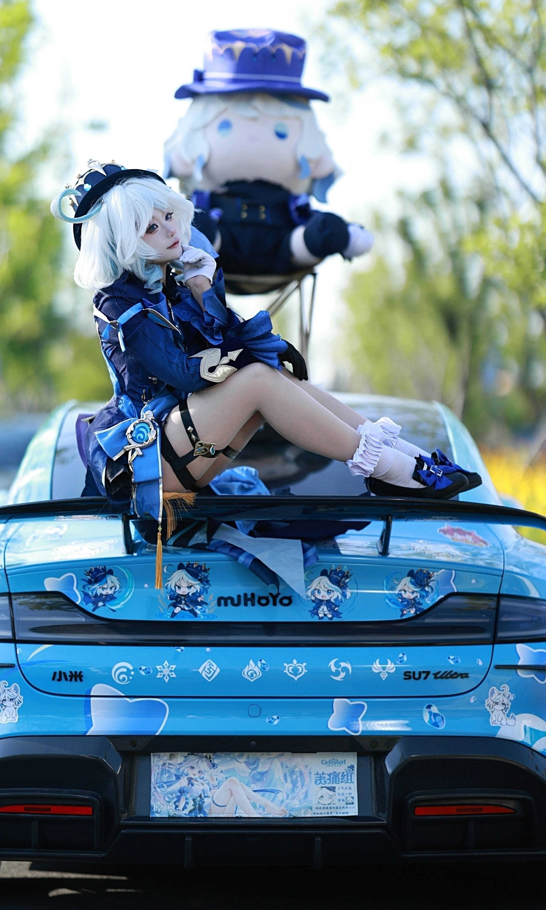 【芙宁娜cos】与痛车的梦幻碰撞，在青色光影中演绎角色魅力 - 第 4 张