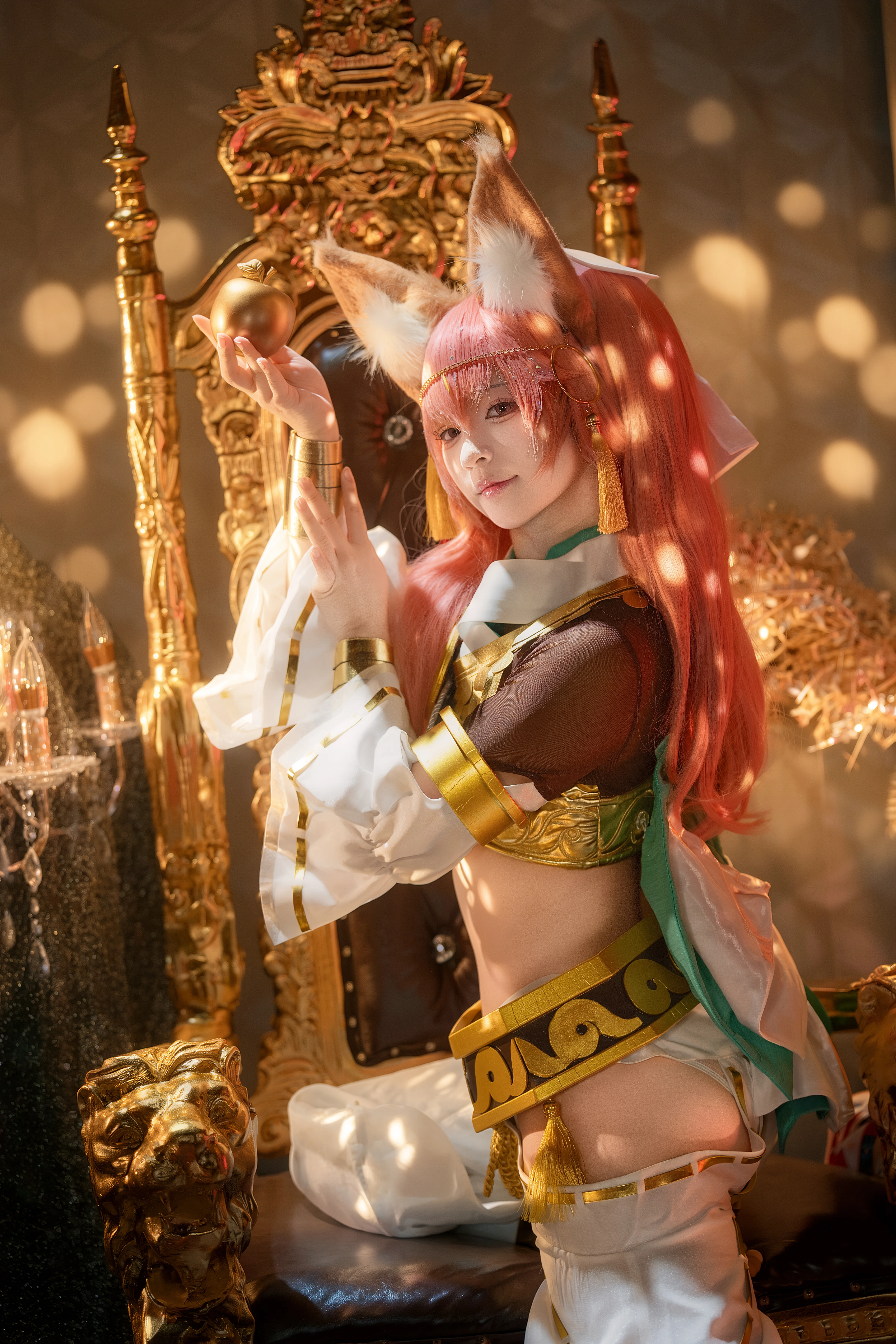 [Tamamo no Mae cosplay] A Magnificent Throne and Dreamy Golden Light Spots - Image 1