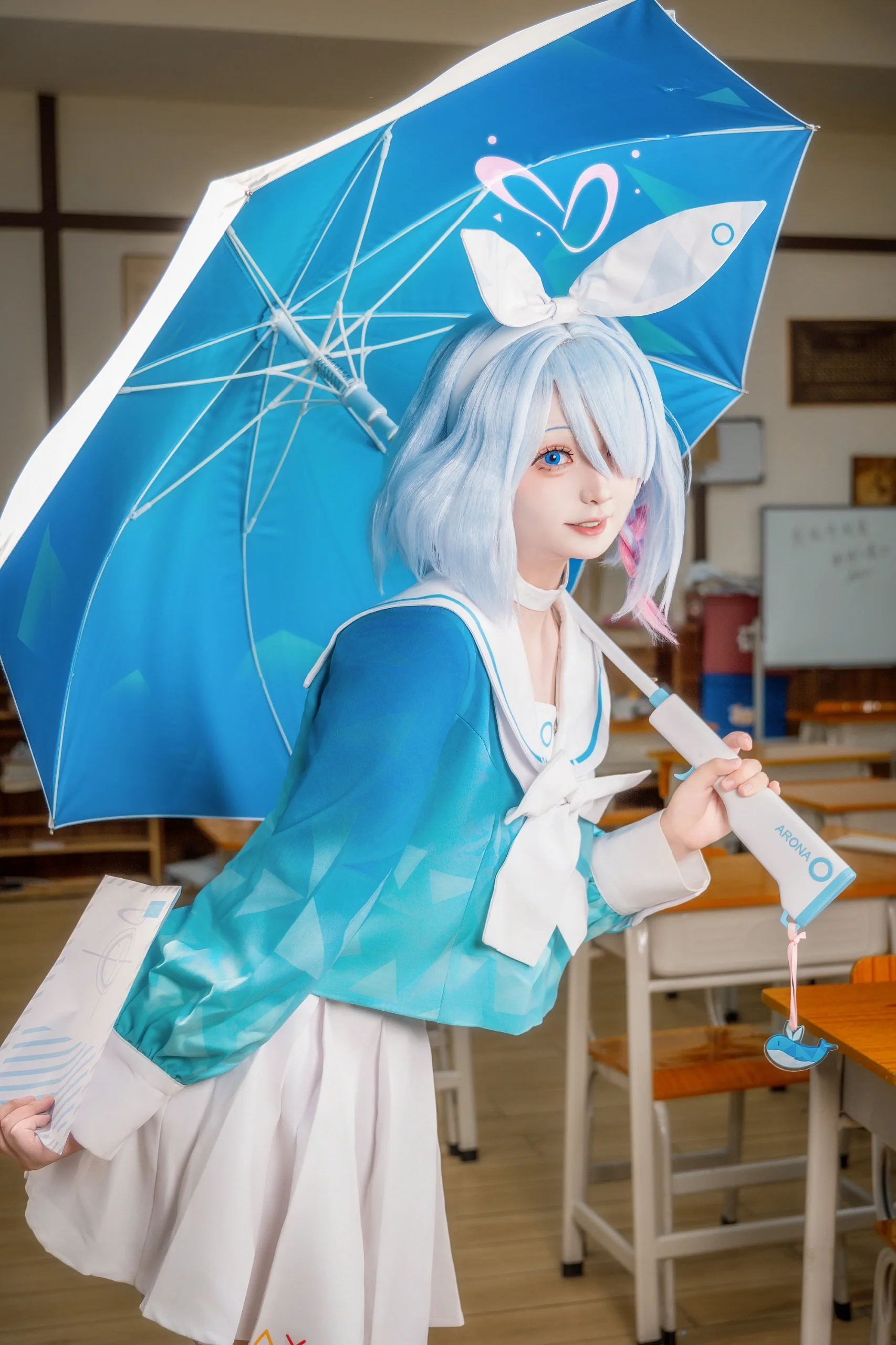 【アロナ コスプレ】ブルーアーカイブの日常、青い傘の下の学園风スタイル