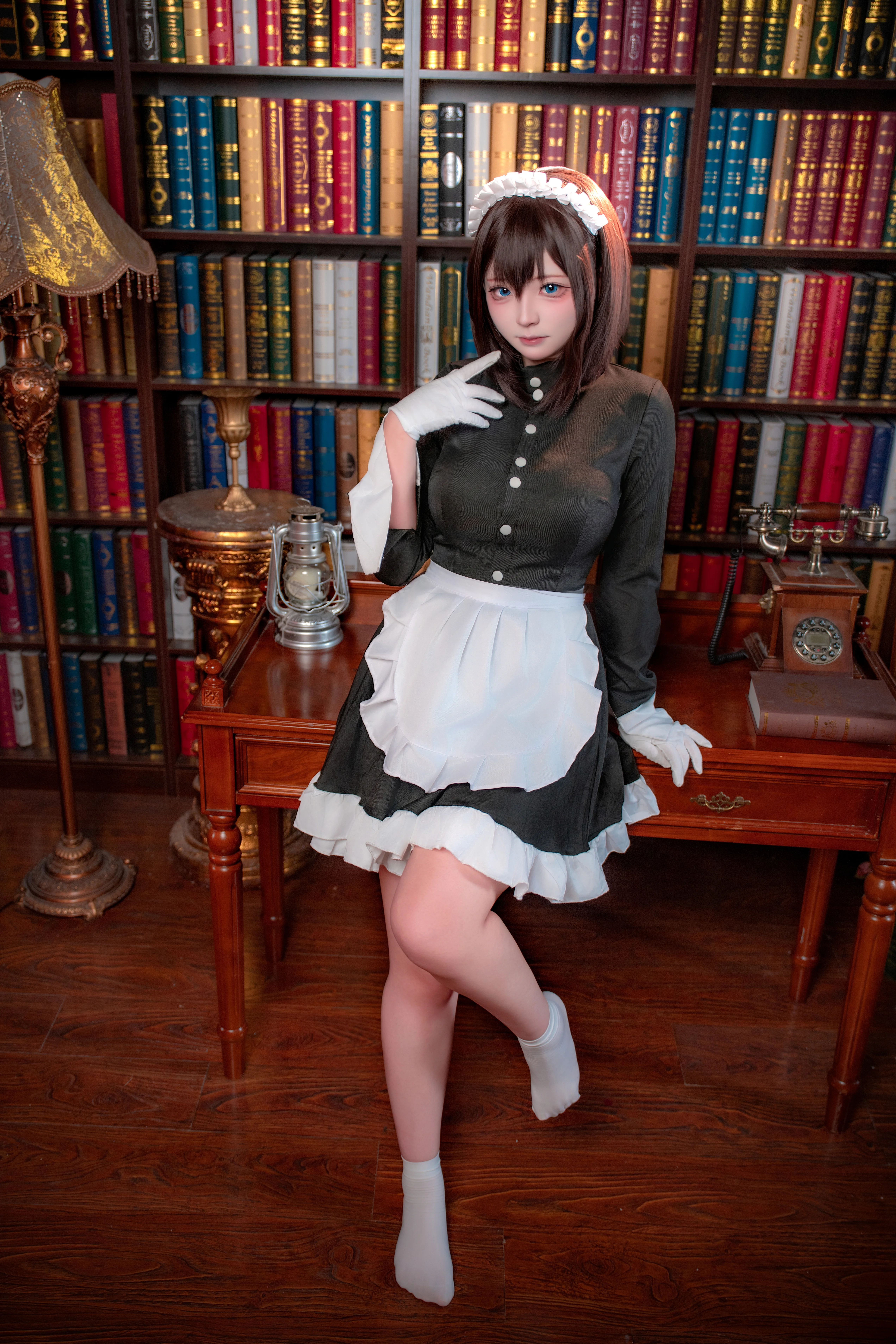 【琉璃川椿cos】没落贵族女仆装，复古书房里的安静时光 - 第 1 张