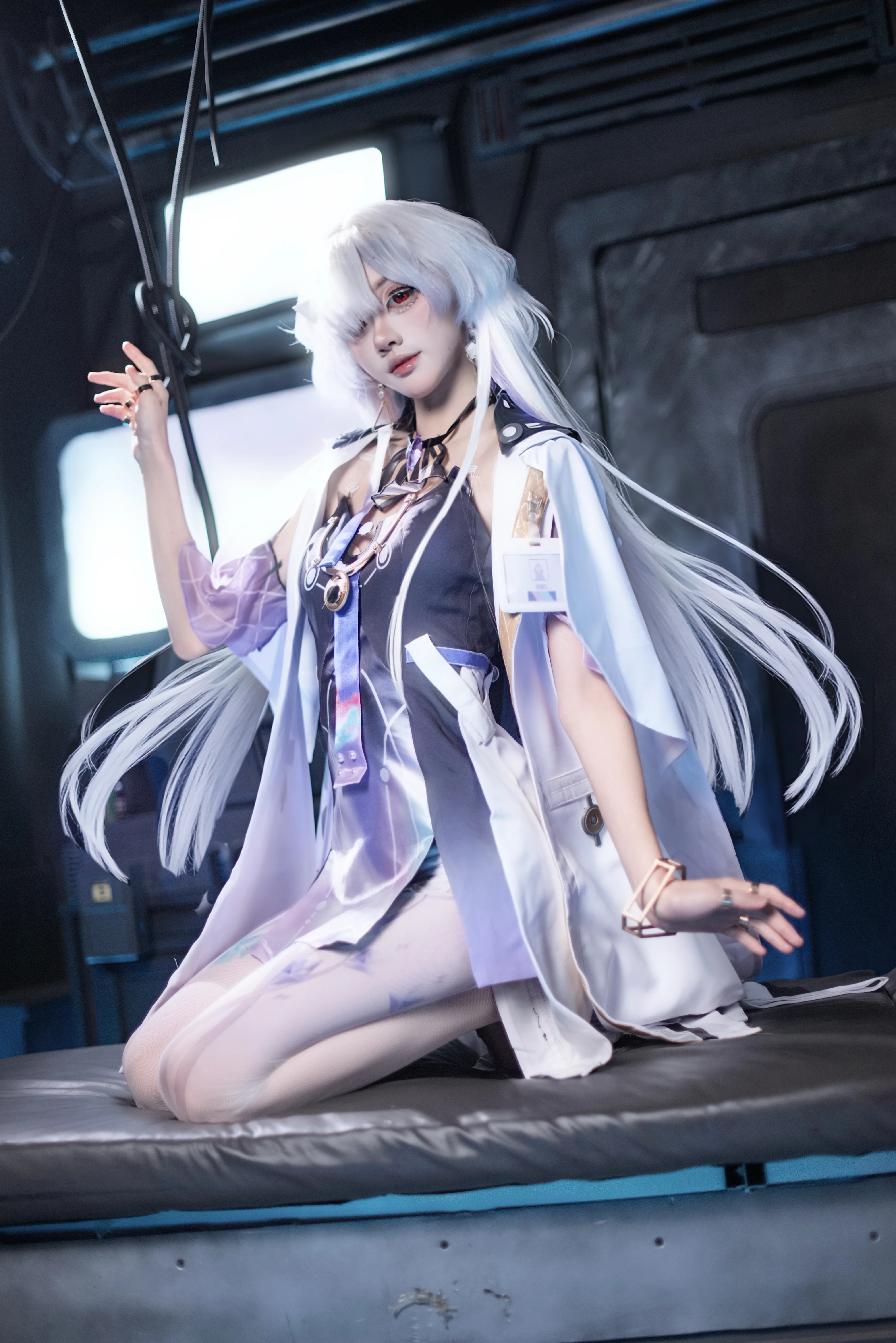 【モーニエ コスプレ】『鳴潮』SFコックピットに佇む銀髪赤眼、サイバー感溢れる静寂 - 1 枚目