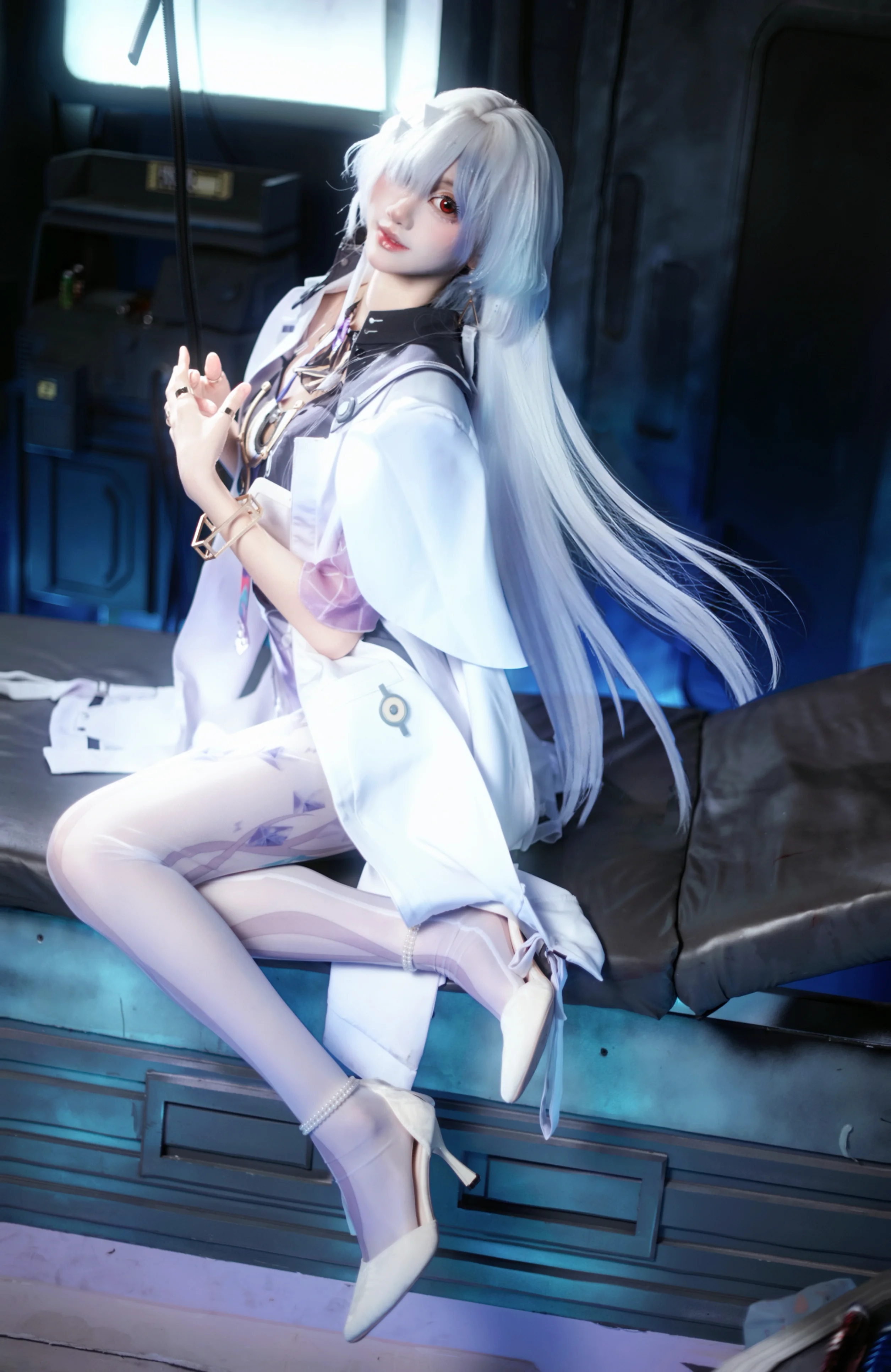 【モーニエ コスプレ】『鳴潮』SFコックピットに佇む銀髪赤眼、サイバー感溢れる静寂 - 4 枚目