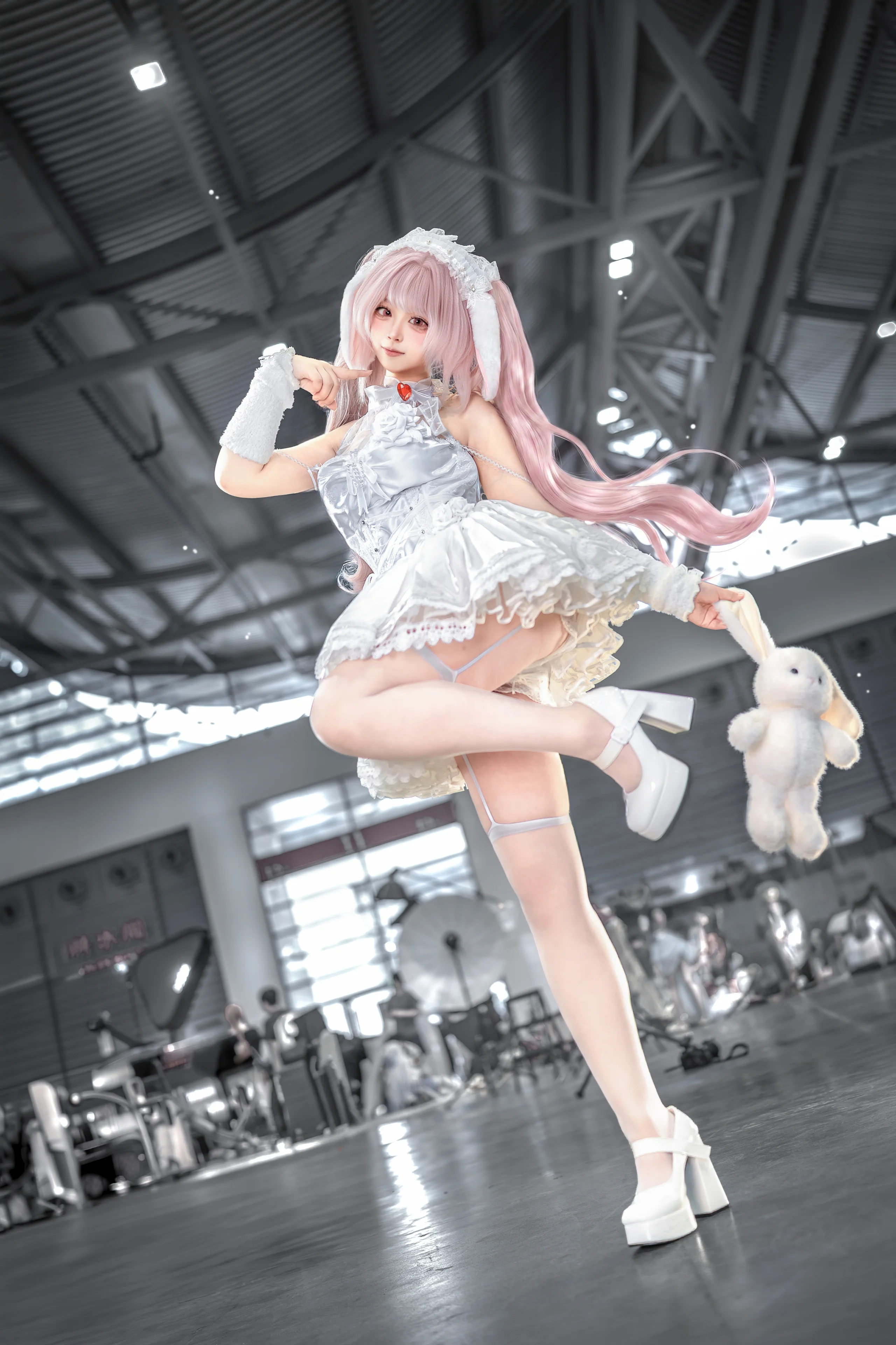 【アリス コスプレ】『勝利の女神』の純白うさぎ系少女、イベント会場実写 - 2 枚目