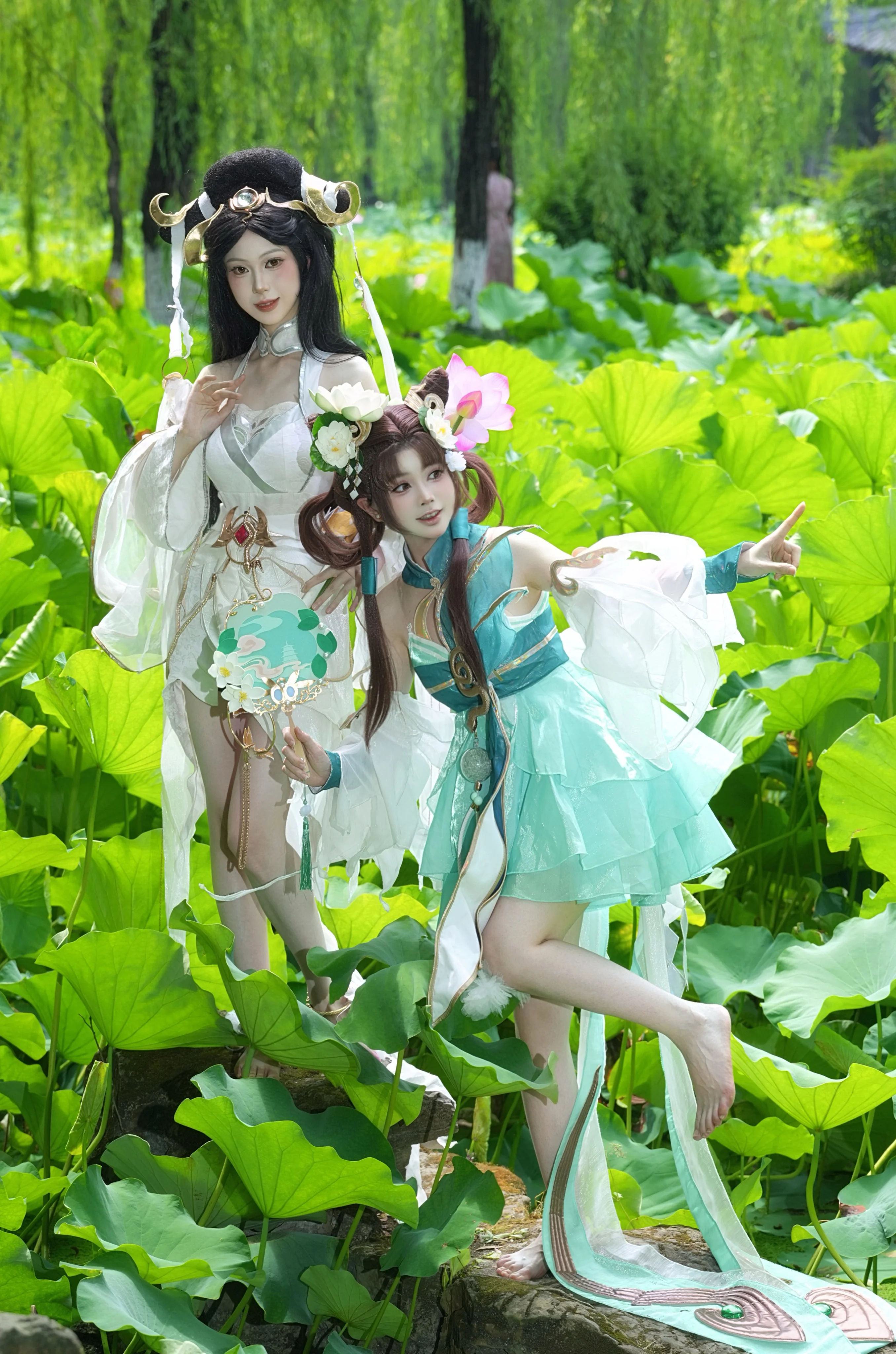 [Da Qiao and Xiao Qiao (White Snake & Green Snake) Cosplay] The New Version of White and Green Snake Sisters in Old Guihu Lotus Pond - Image 1
