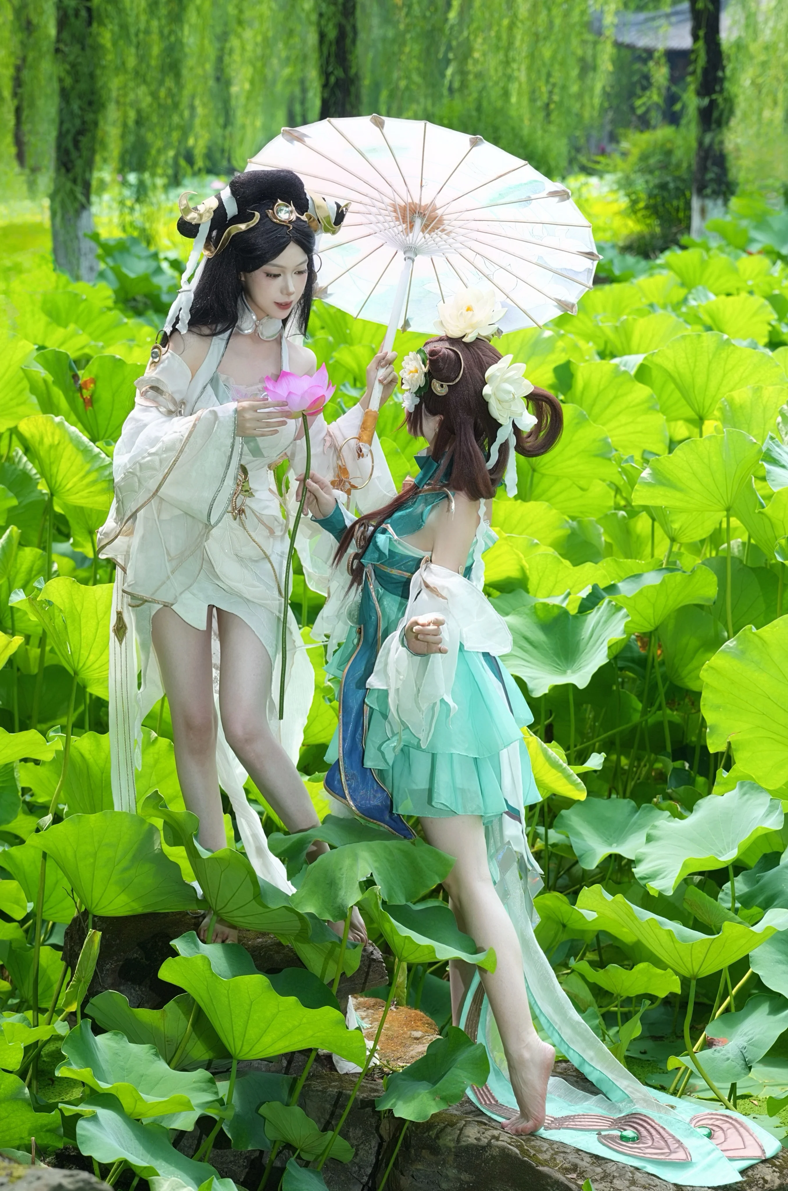 [Da Qiao and Xiao Qiao (White Snake & Green Snake) Cosplay] The New Version of White and Green Snake Sisters in Old Guihu Lotus Pond - Image 4