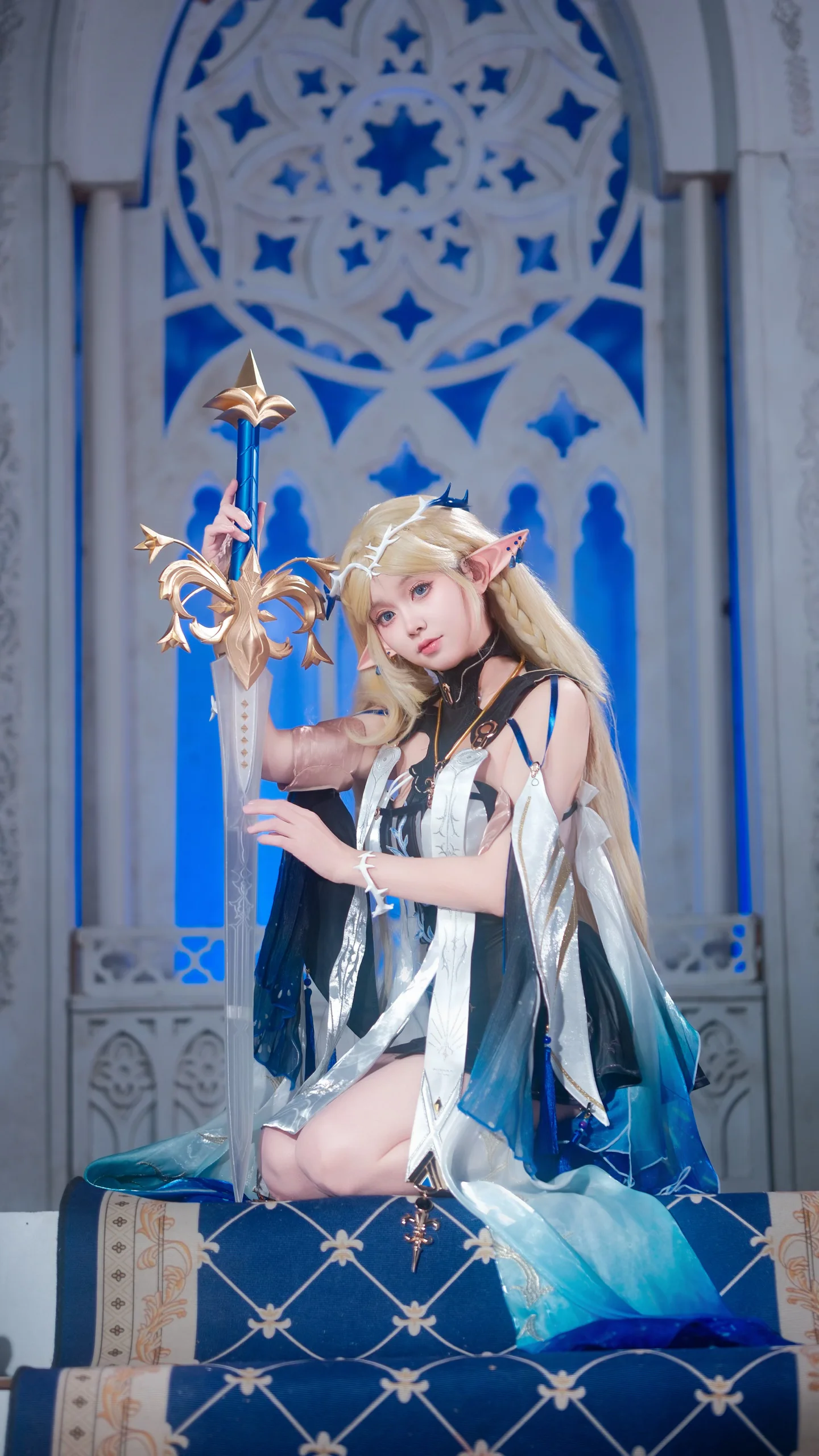 【卡提希婭cos】鳴潮裡的聖女，藍光下的精靈劍士
