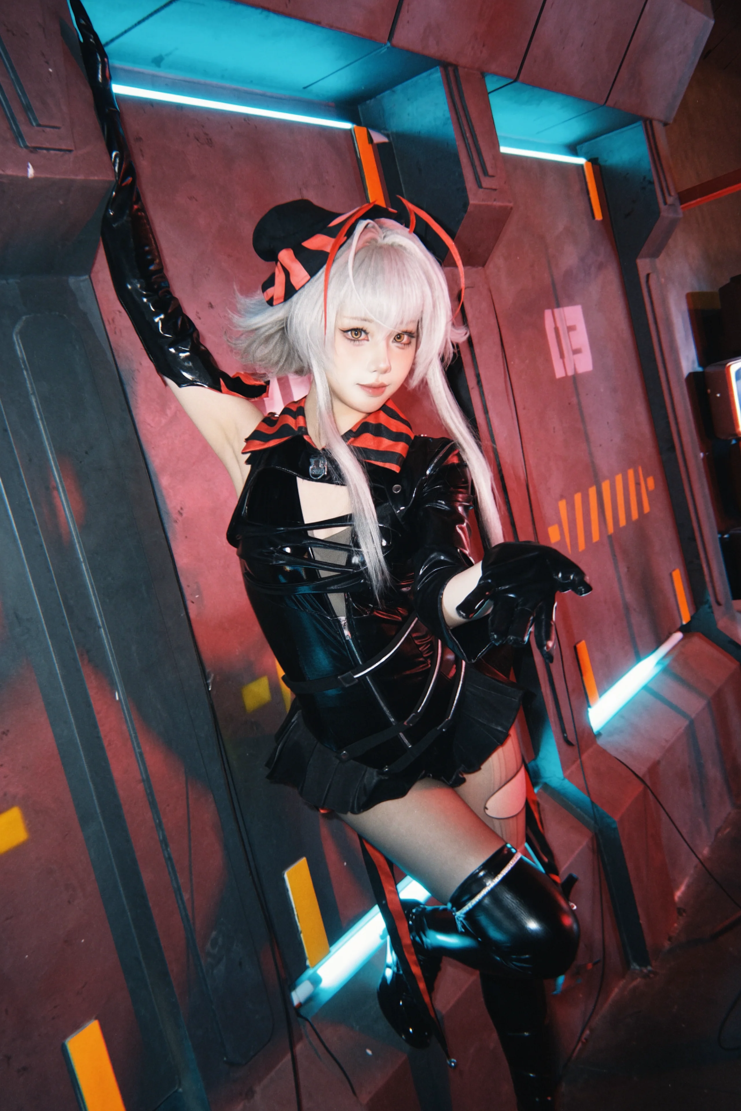 【Wcos】アークナイツ音律聯覚の怪盗コスプレ、黒と赤が交錯するステージの片隅で - 2 枚目