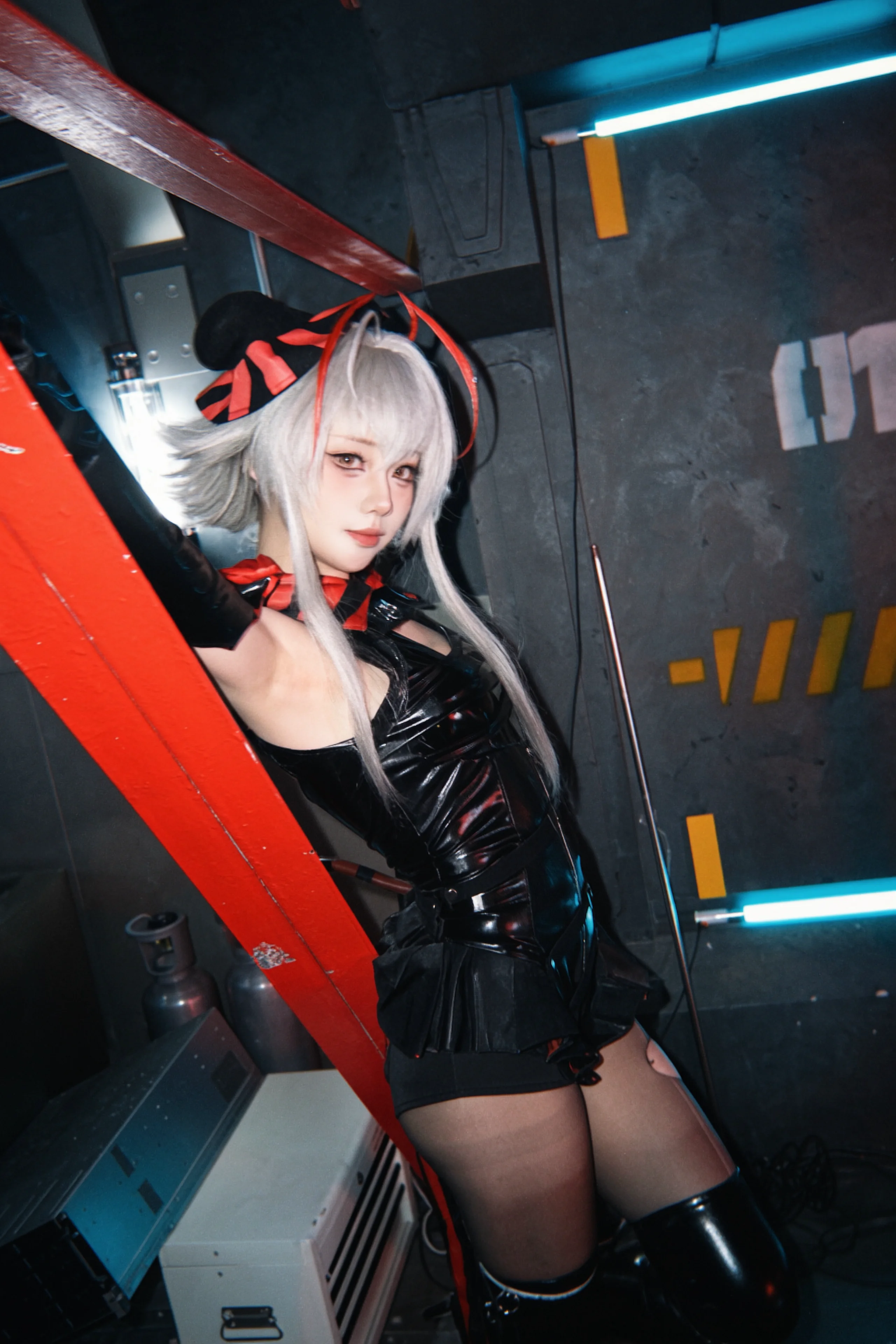 【Wcos】アークナイツ音律聯覚の怪盗コスプレ、黒と赤が交錯するステージの片隅で - 3 枚目