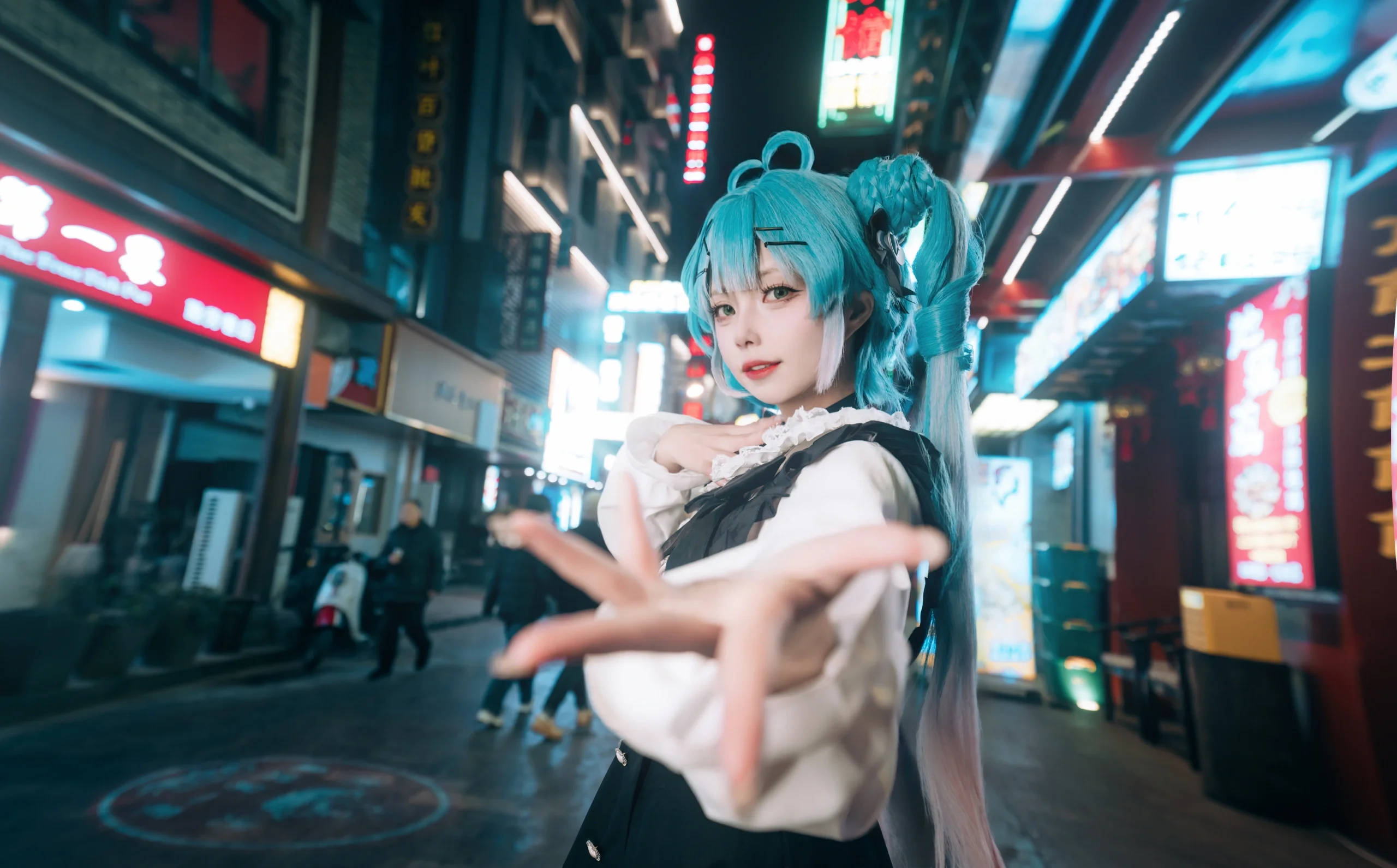 【初音未來cos】VOCALOID初音的街頭夜行，盡顯地雷系風采 - 第 1 張