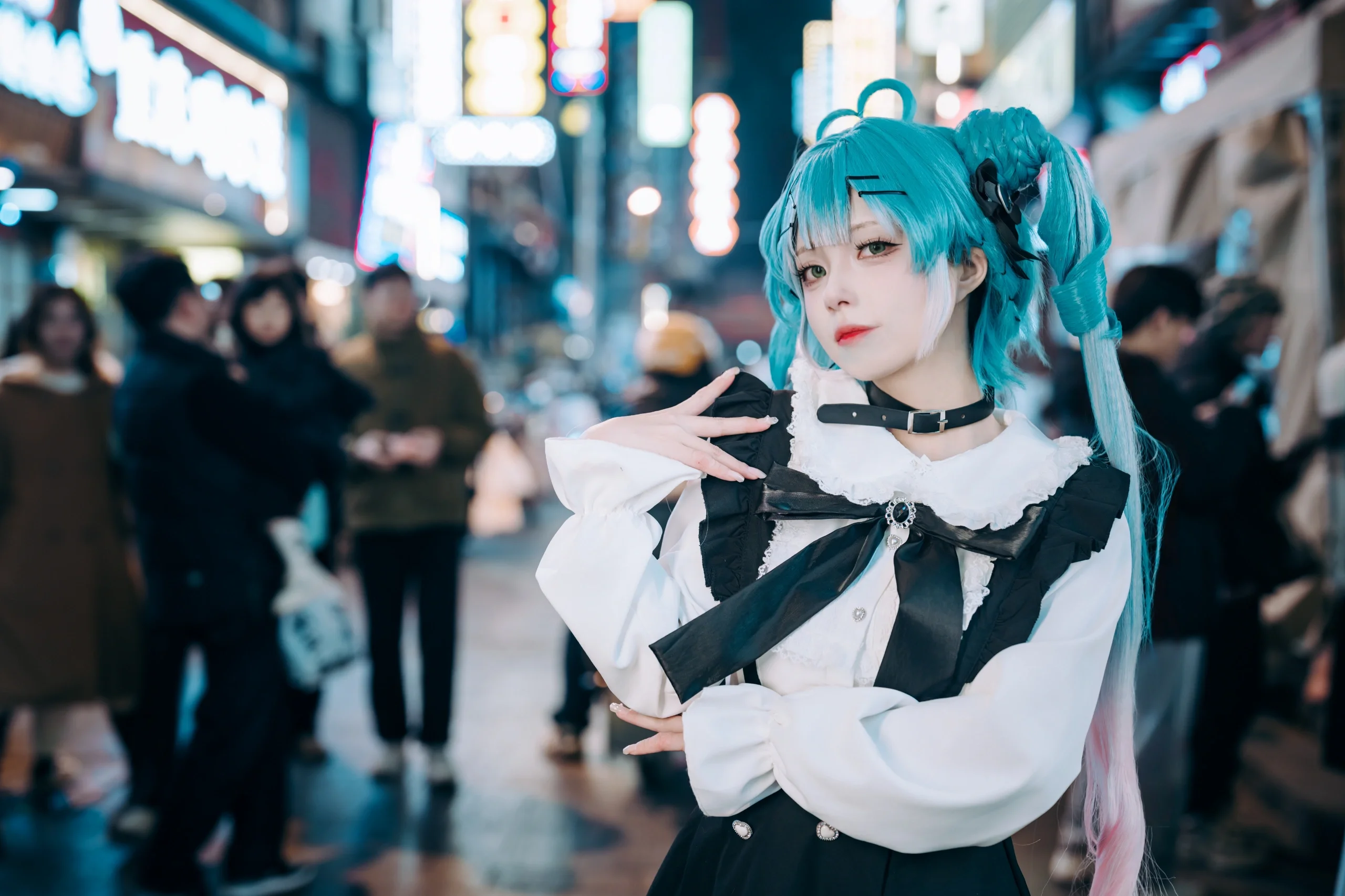 【初音未來cos】VOCALOID初音的街頭夜行，盡顯地雷系風采
