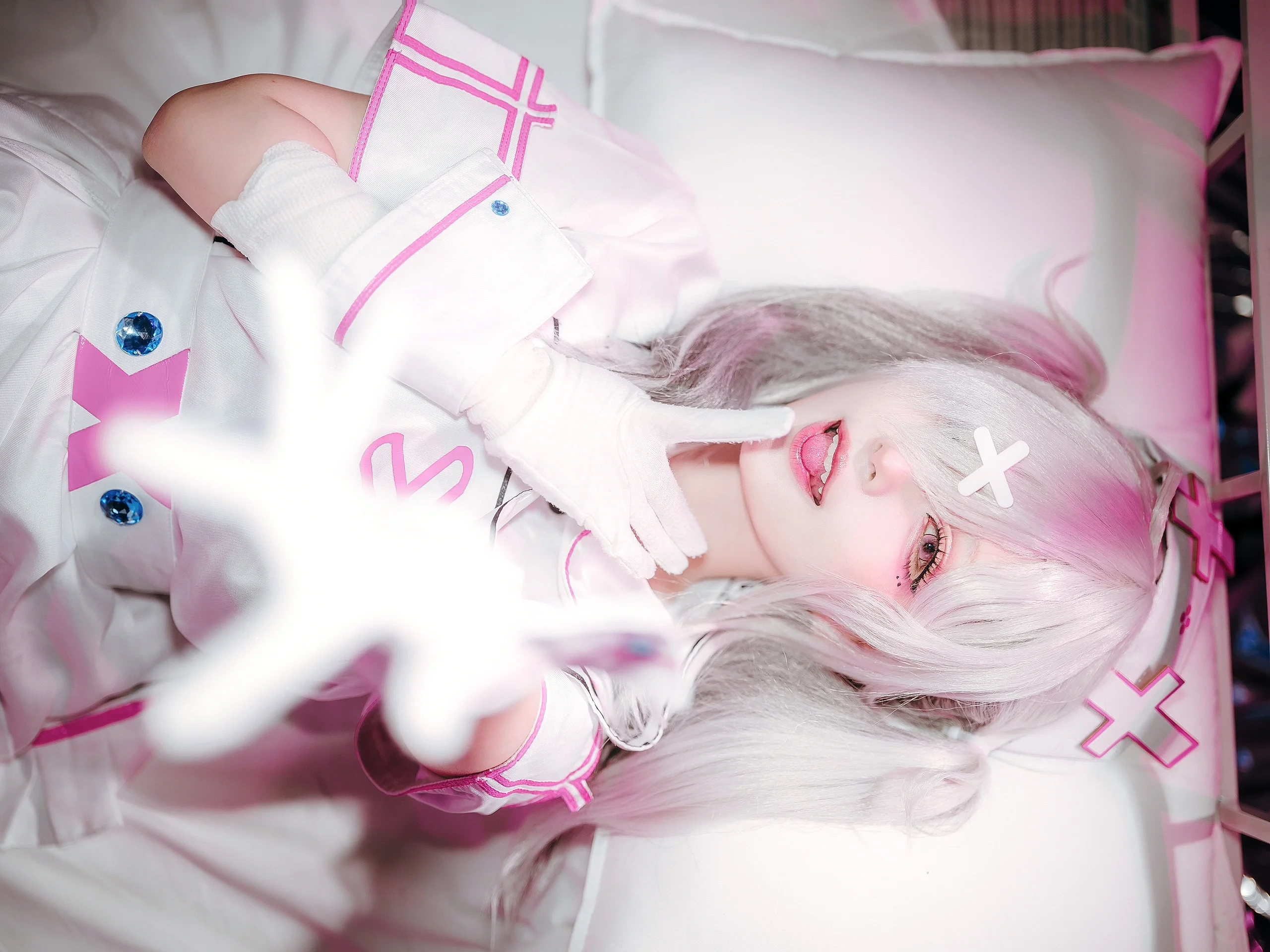 【健屋花那cos】彩虹社白色护士装，还原恋色病栋氛围 - 第 6 张