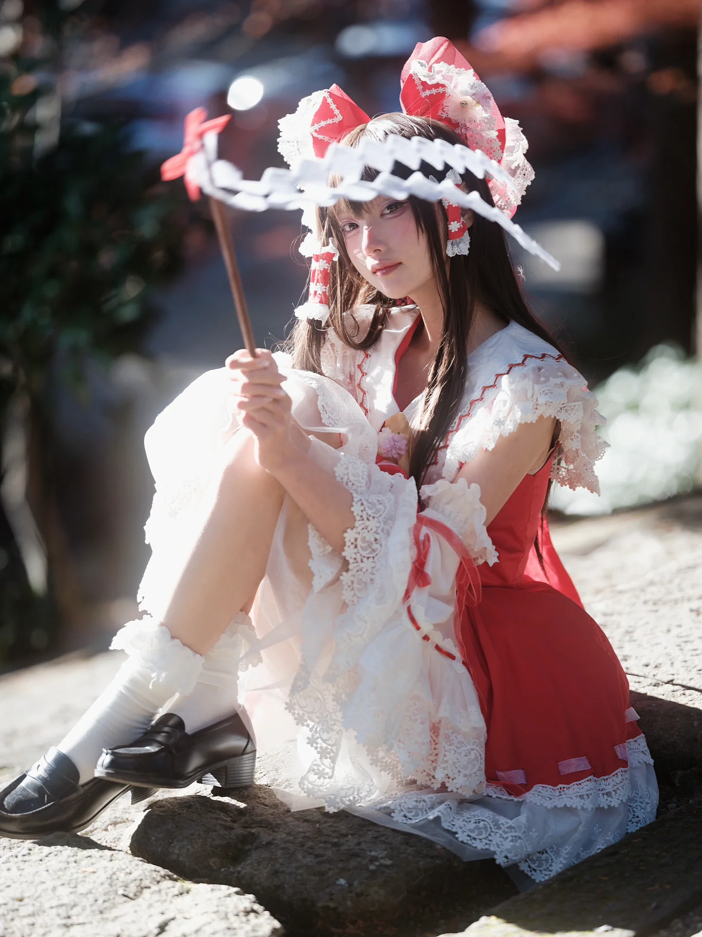 【博丽灵梦cos】东方project的巫女，在石阶上感受光影