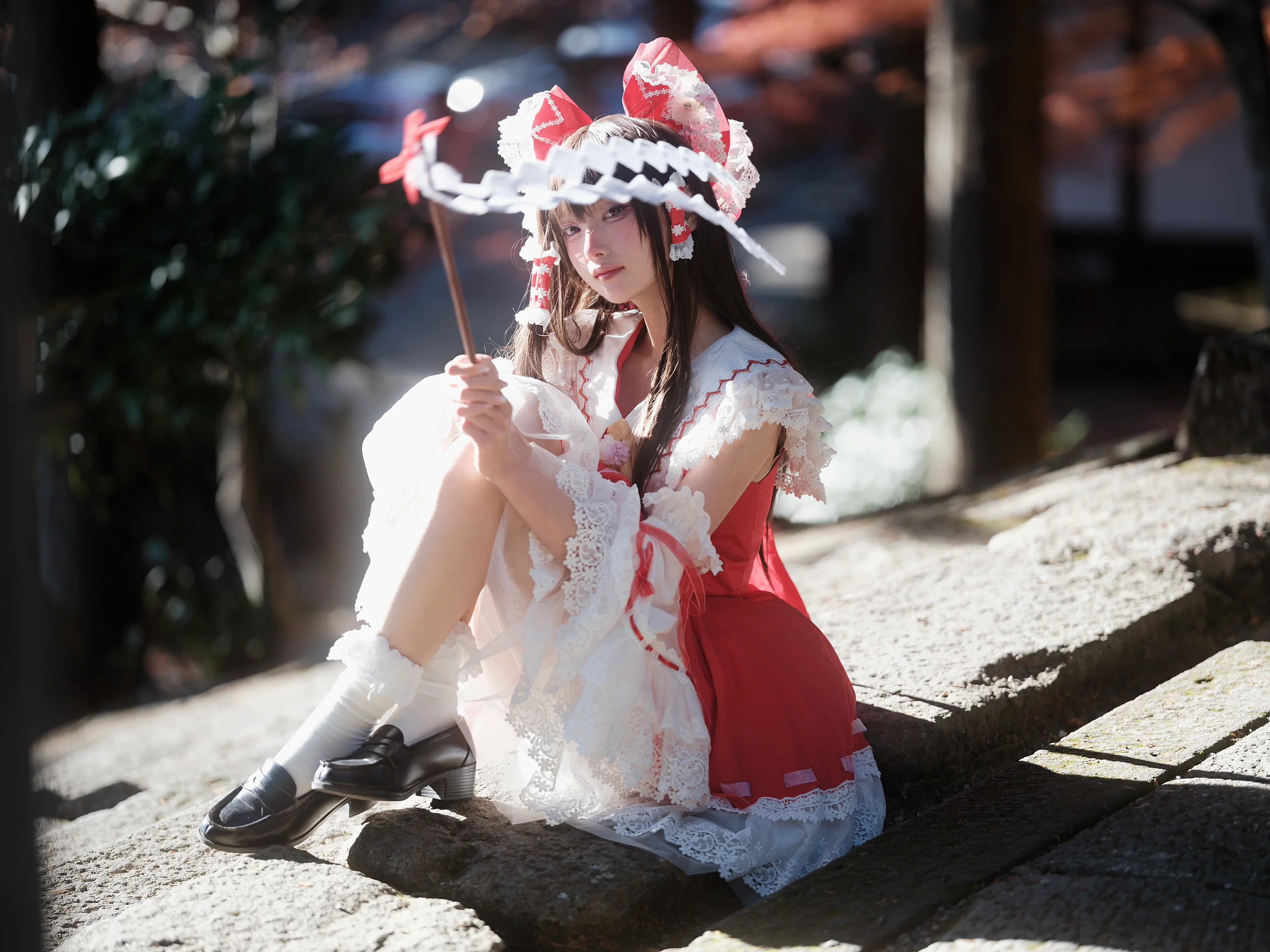 【博丽灵梦cos】东方project的巫女，在石阶上感受光影 - 第 2 张