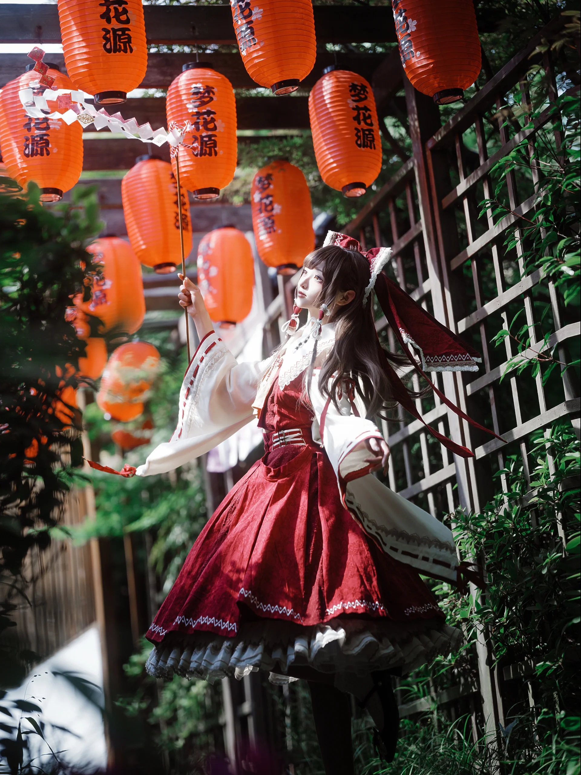【博麗霊夢コスプレ】東方Projectの夏日幻想、紅白の巫女が鳥居の下であなたを待っている - 1 枚目