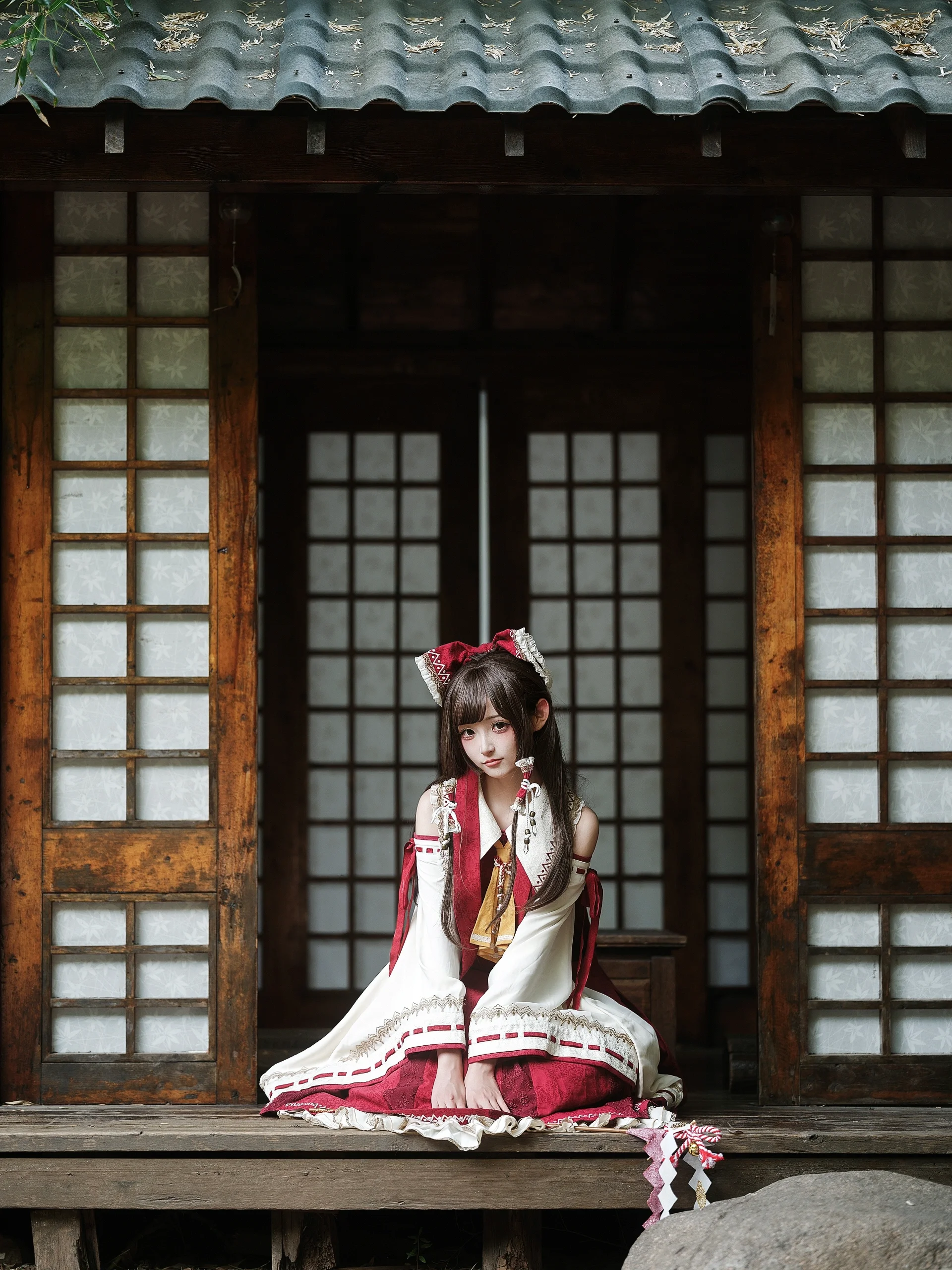 【博麗霊夢コスプレ】東方Projectの夏日幻想、紅白の巫女が鳥居の下であなたを待っている - 2 枚目