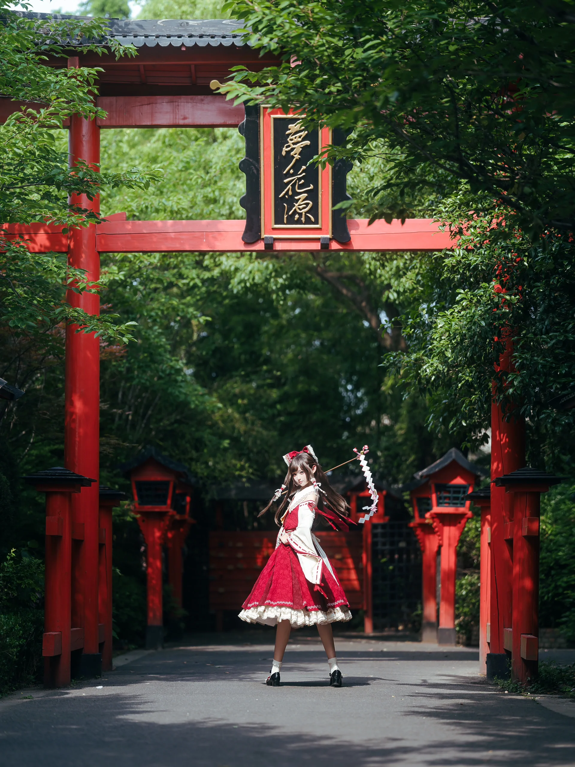 【博麗靈夢cos】東方Project的夏日幻想，紅白巫女在鳥居下等你