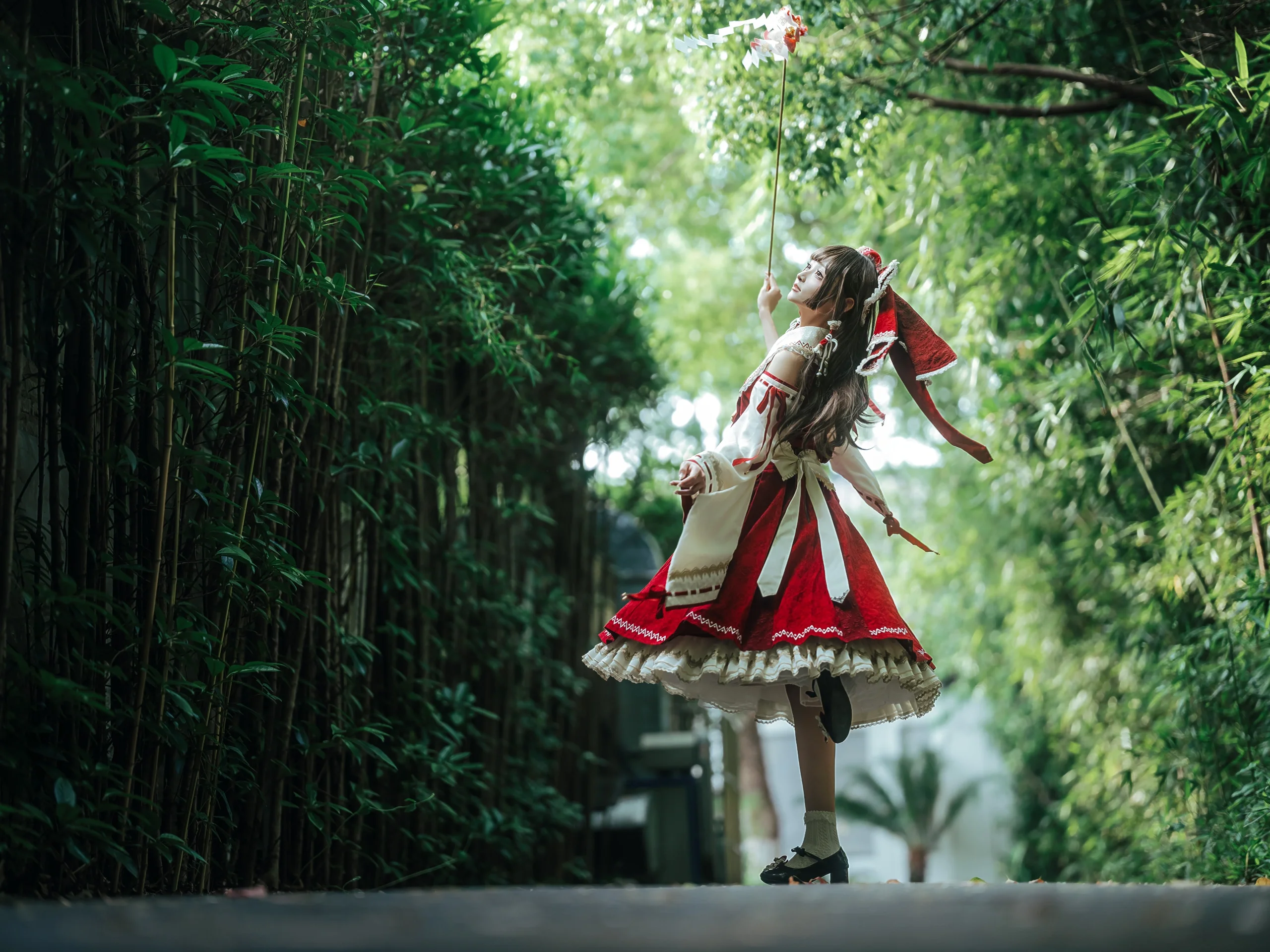【博麗霊夢コスプレ】東方Projectの夏日幻想、紅白の巫女が鳥居の下であなたを待っている - 4 枚目