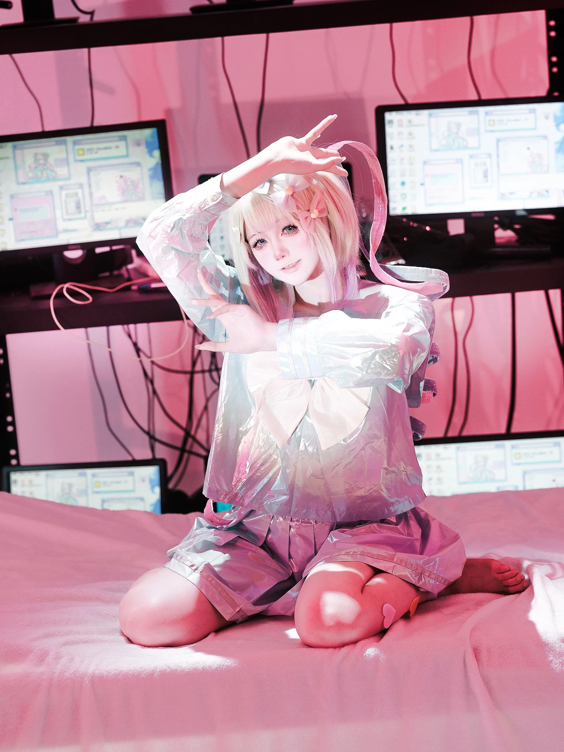 【超天酱cos】主播女孩重度依赖，粉色灯光下的梦幻镭射演绎 - 第 4 张