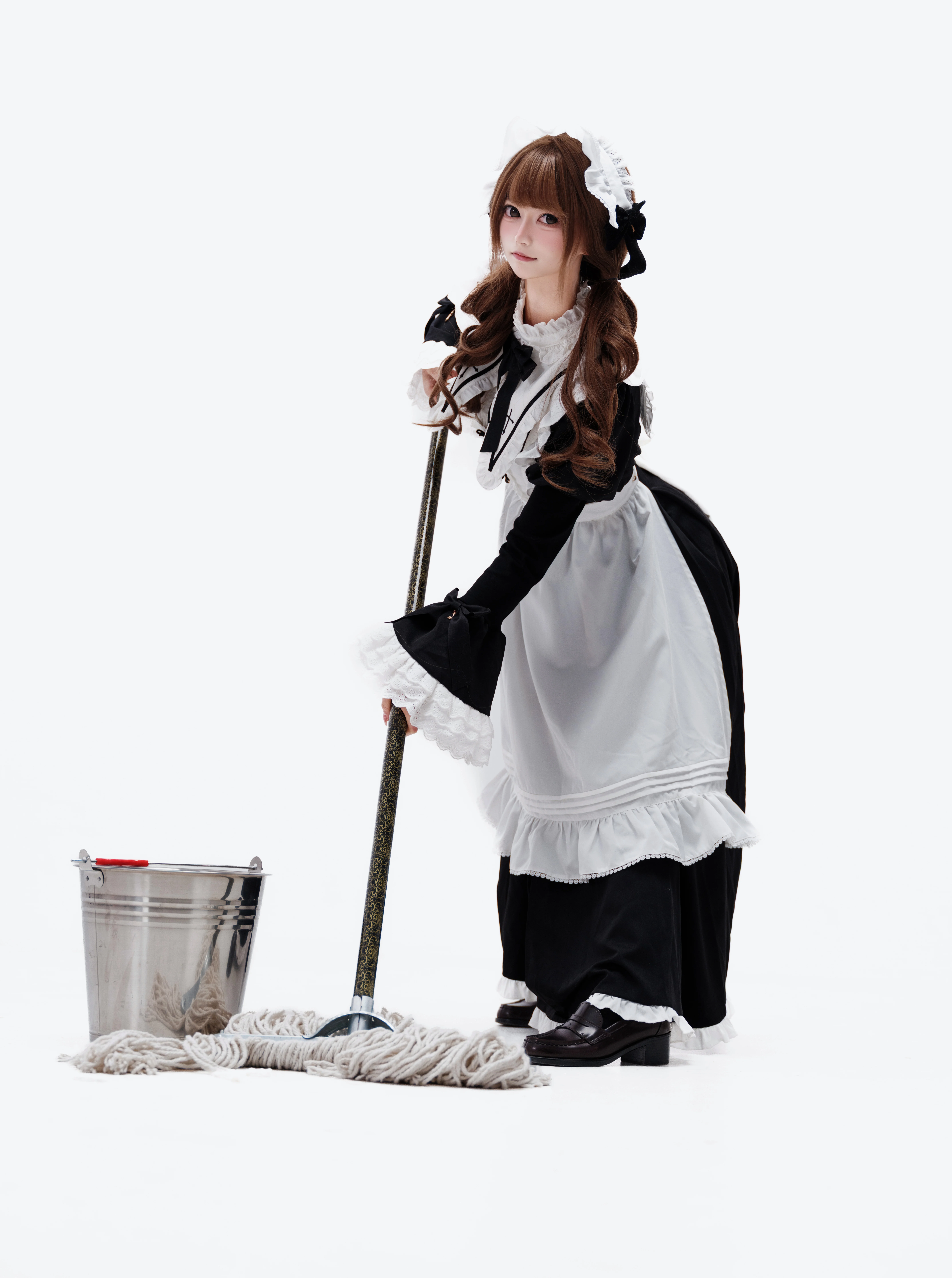 メイド服と鉄バケツの不思議な組み合わせ - 1 枚目