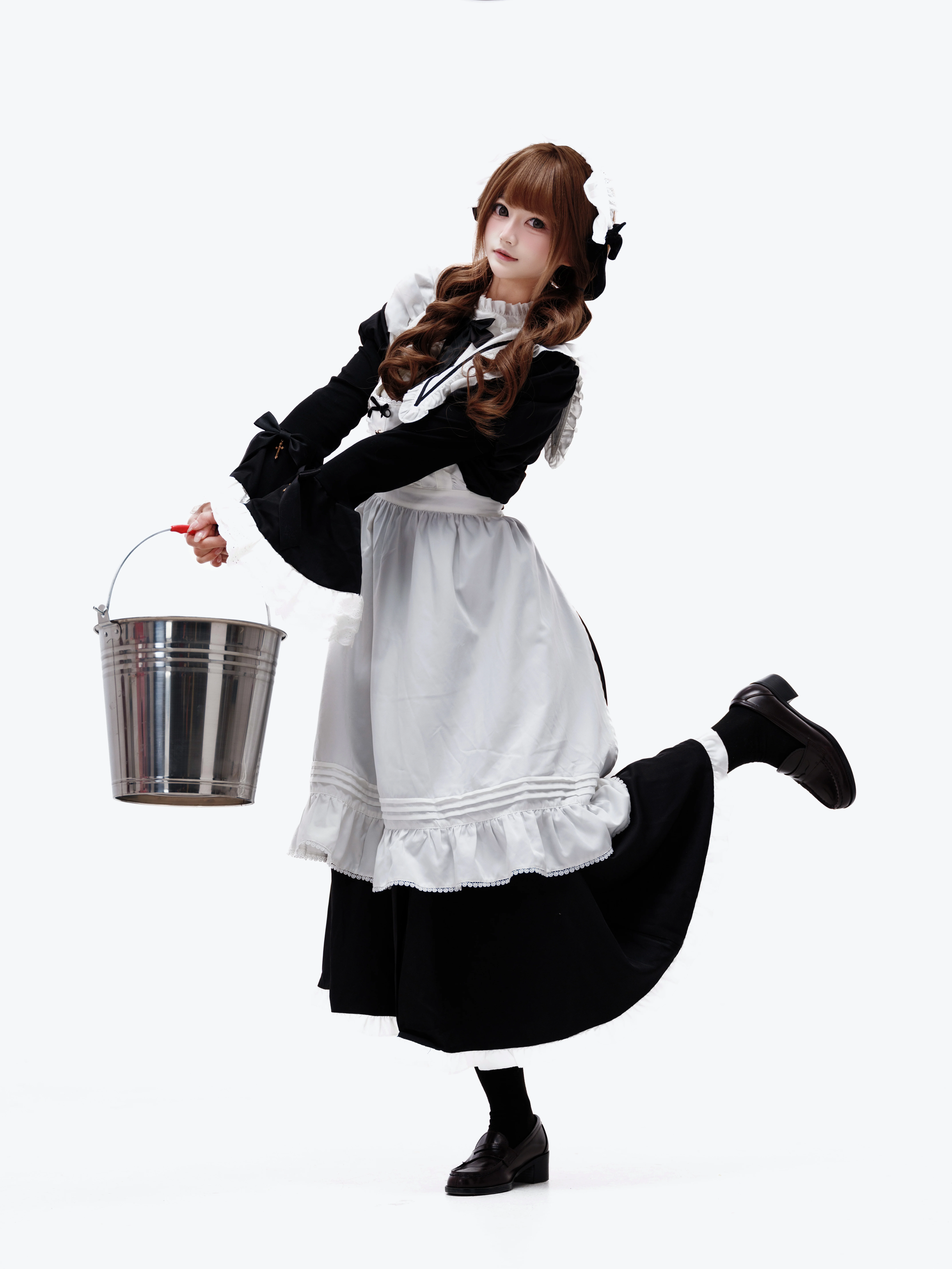 メイド服と鉄バケツの不思議な組み合わせ