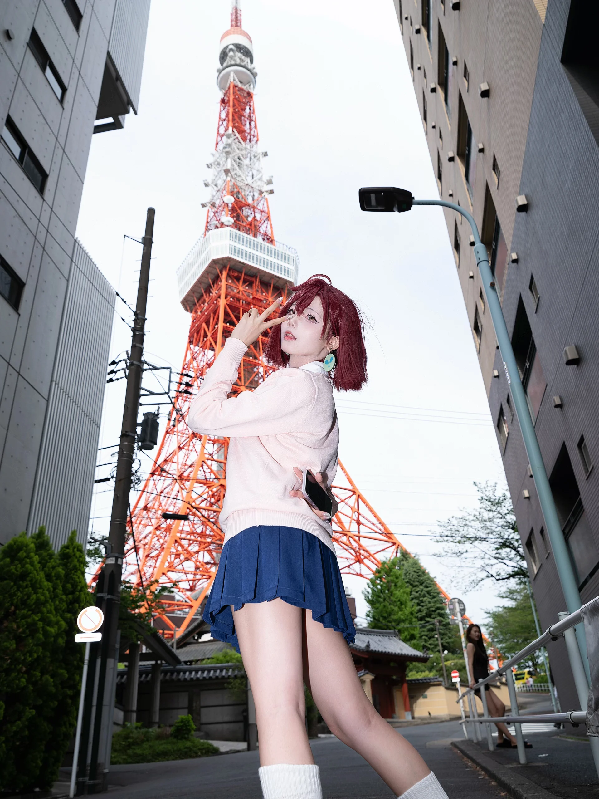 【綾瀨桃cos】膽大黨的紅髮少女，漫步在東京塔下的街道 - 第 1 張