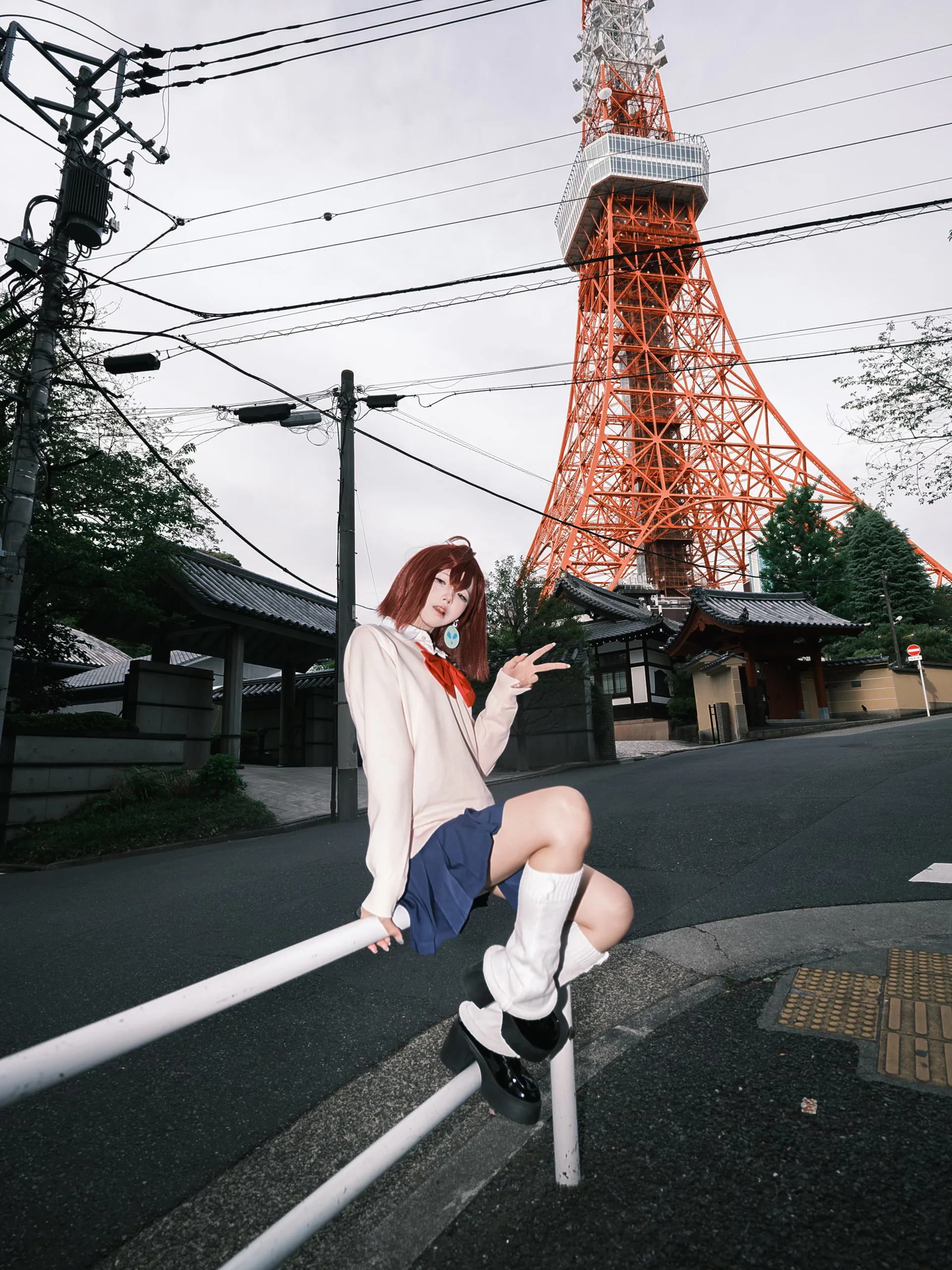 【綾瀨桃cos】膽大黨的紅髮少女，漫步在東京塔下的街道 - 第 2 張