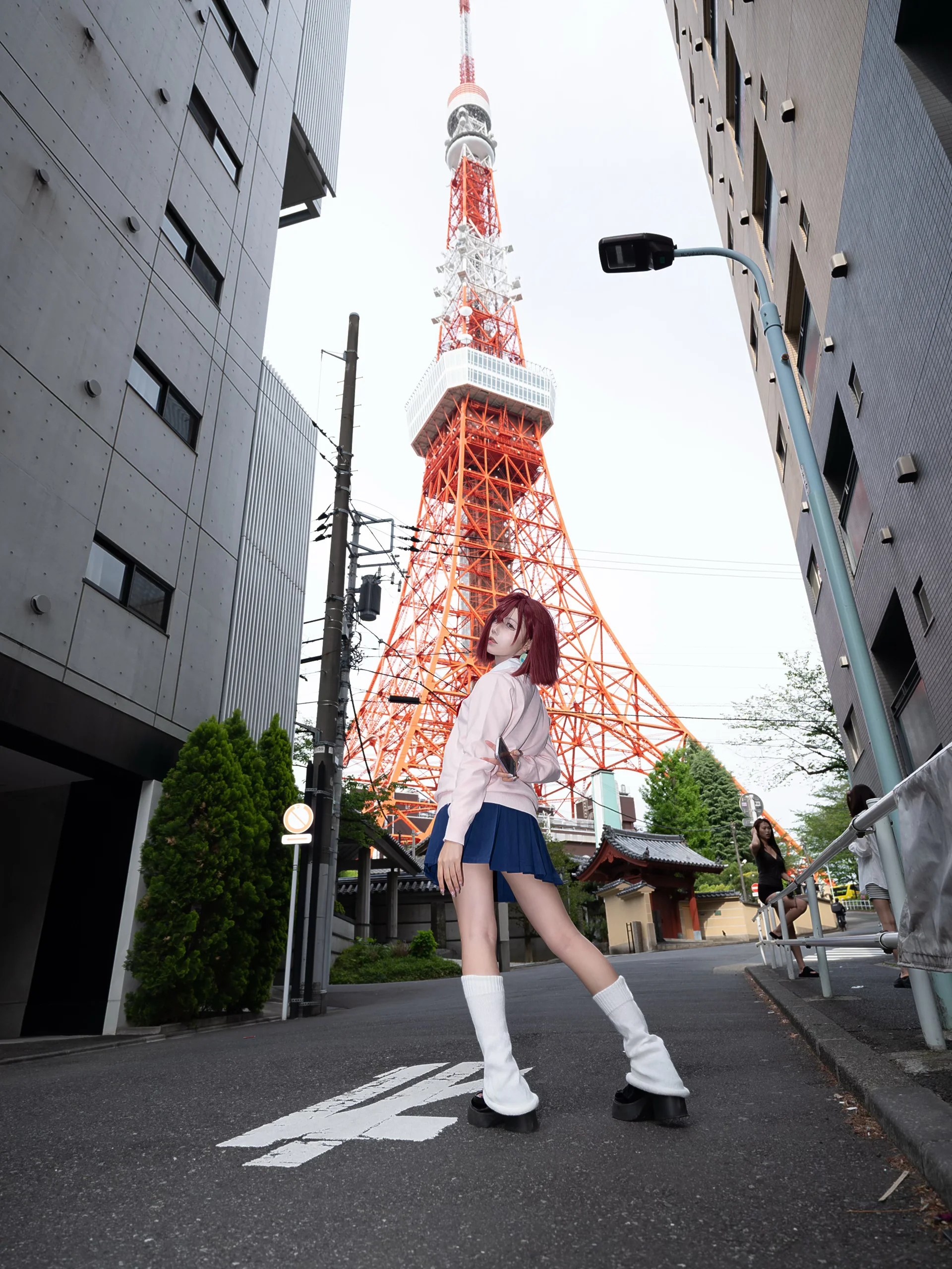 【綾瀨桃cos】膽大黨的紅髮少女，漫步在東京塔下的街道 - 第 4 張