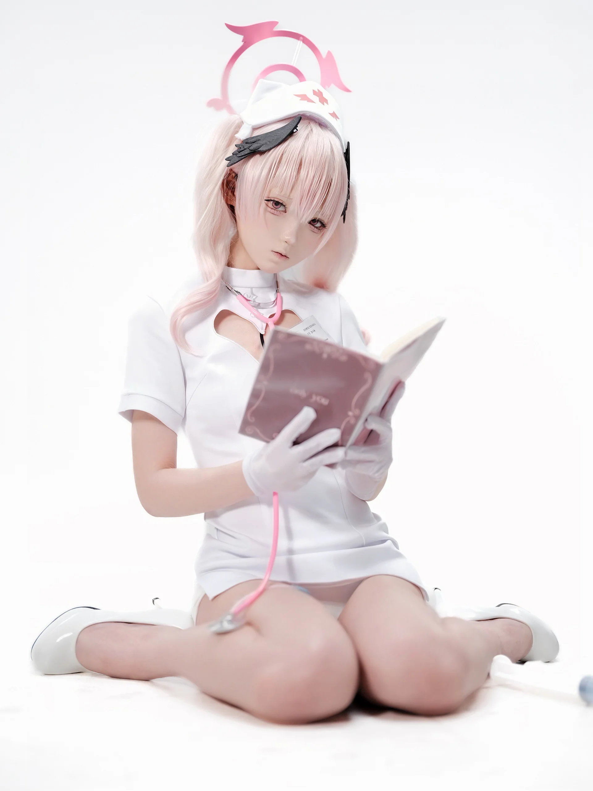 【小春cos】蔚蓝档案中的医护天使，白色氛围下的纯净演绎 - 第 2 张