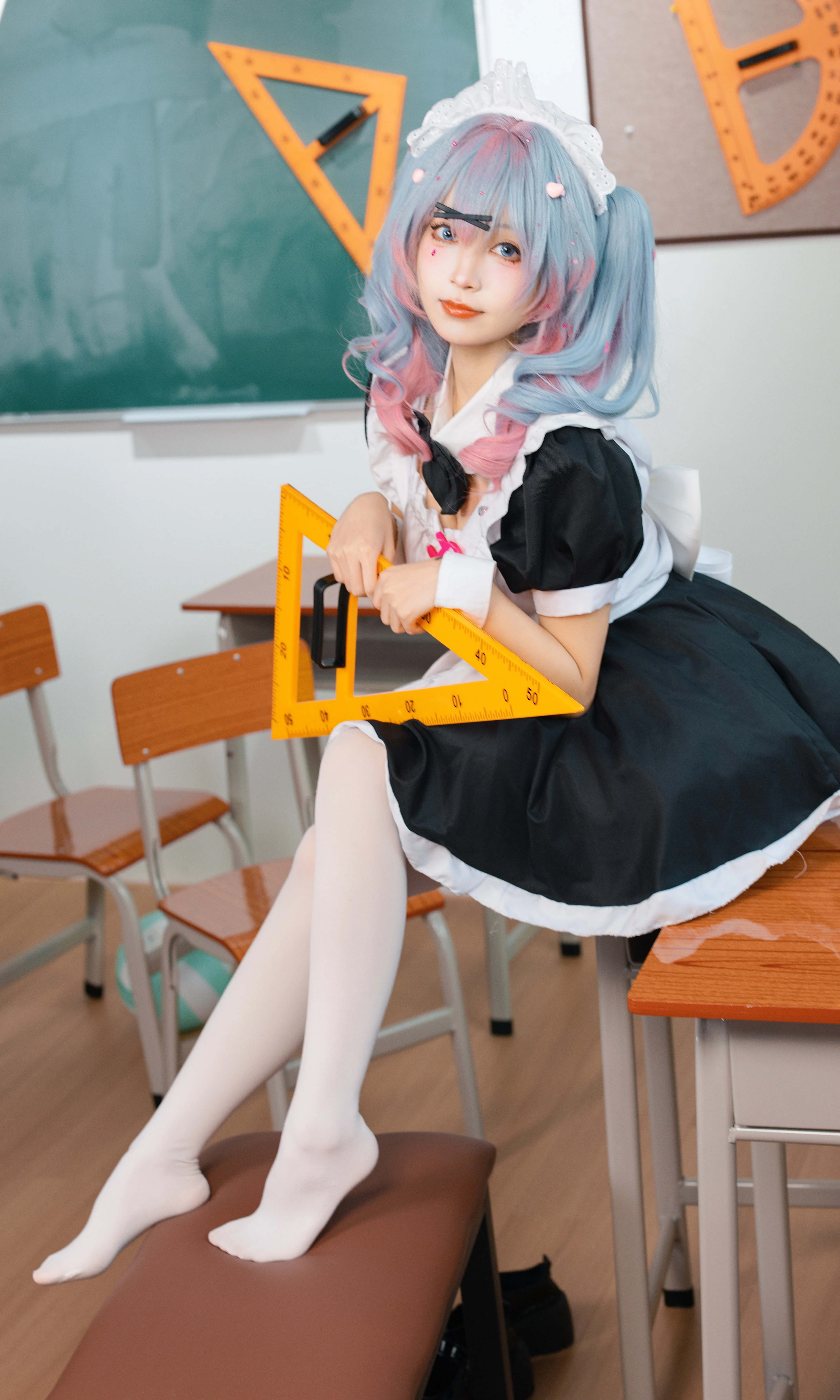 【初音未来cos】带着三角尺的教室女仆初音 - 第 3 张