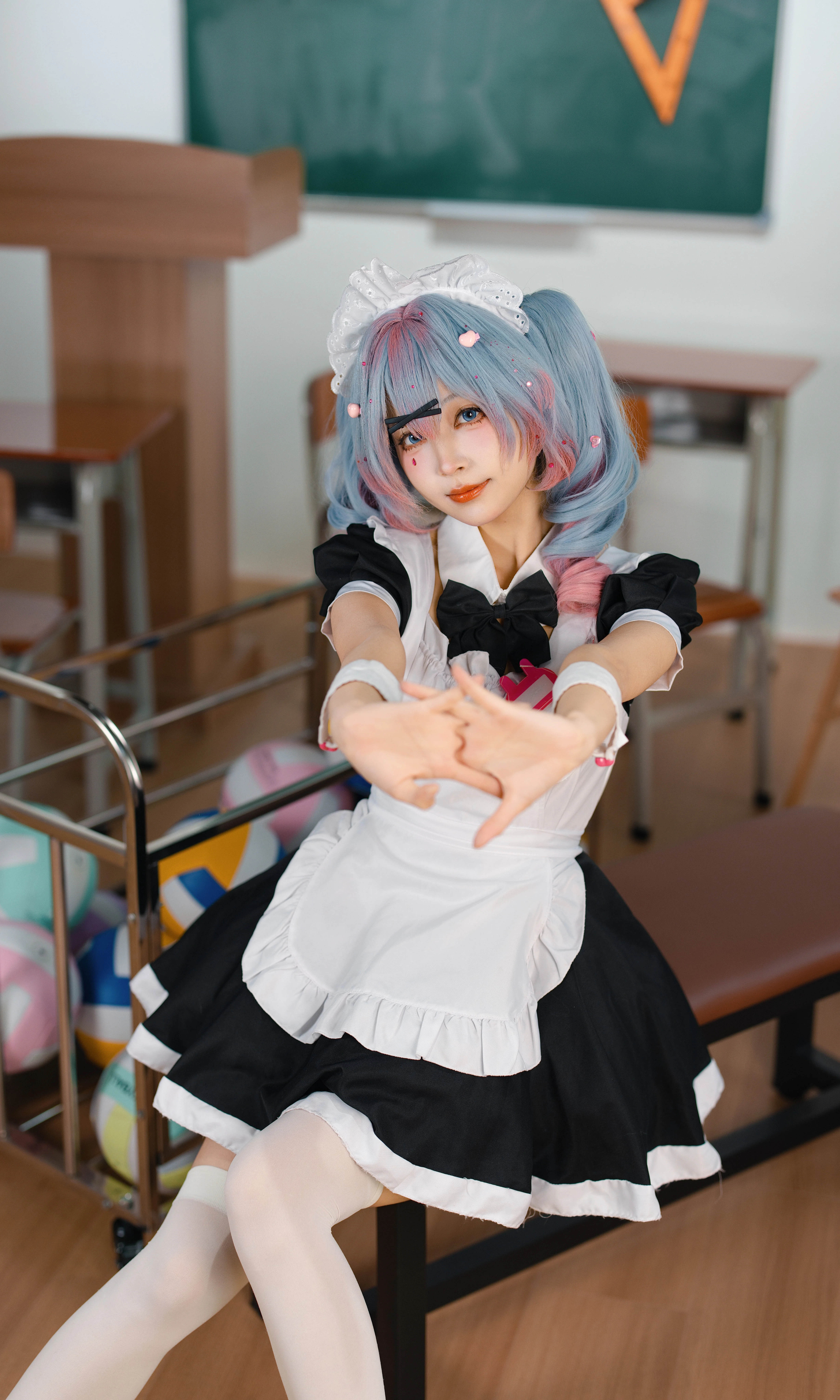 【初音未来cos】带着三角尺的教室女仆初音 - 第 8 张