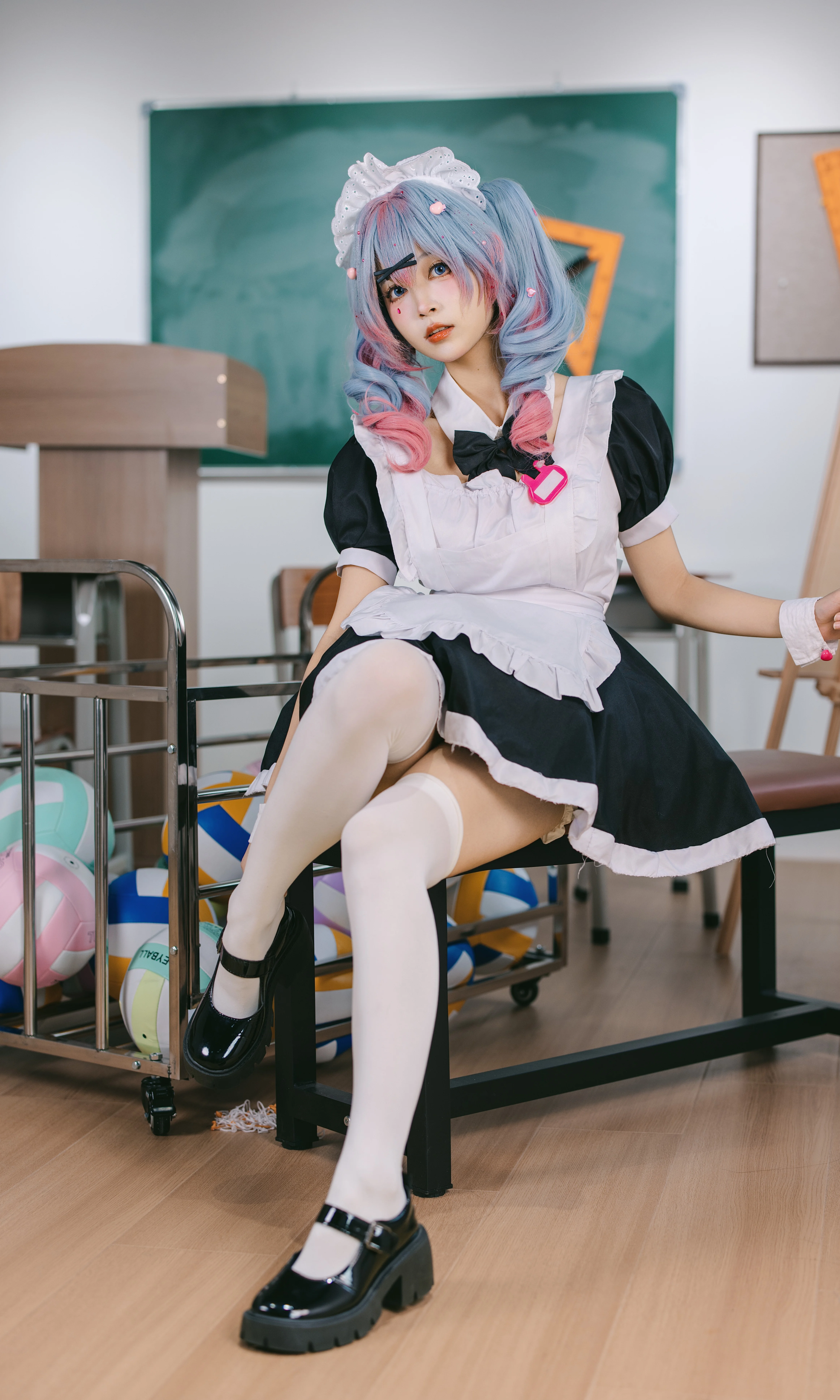 【初音未来cos】带着三角尺的教室女仆初音 - 第 9 张