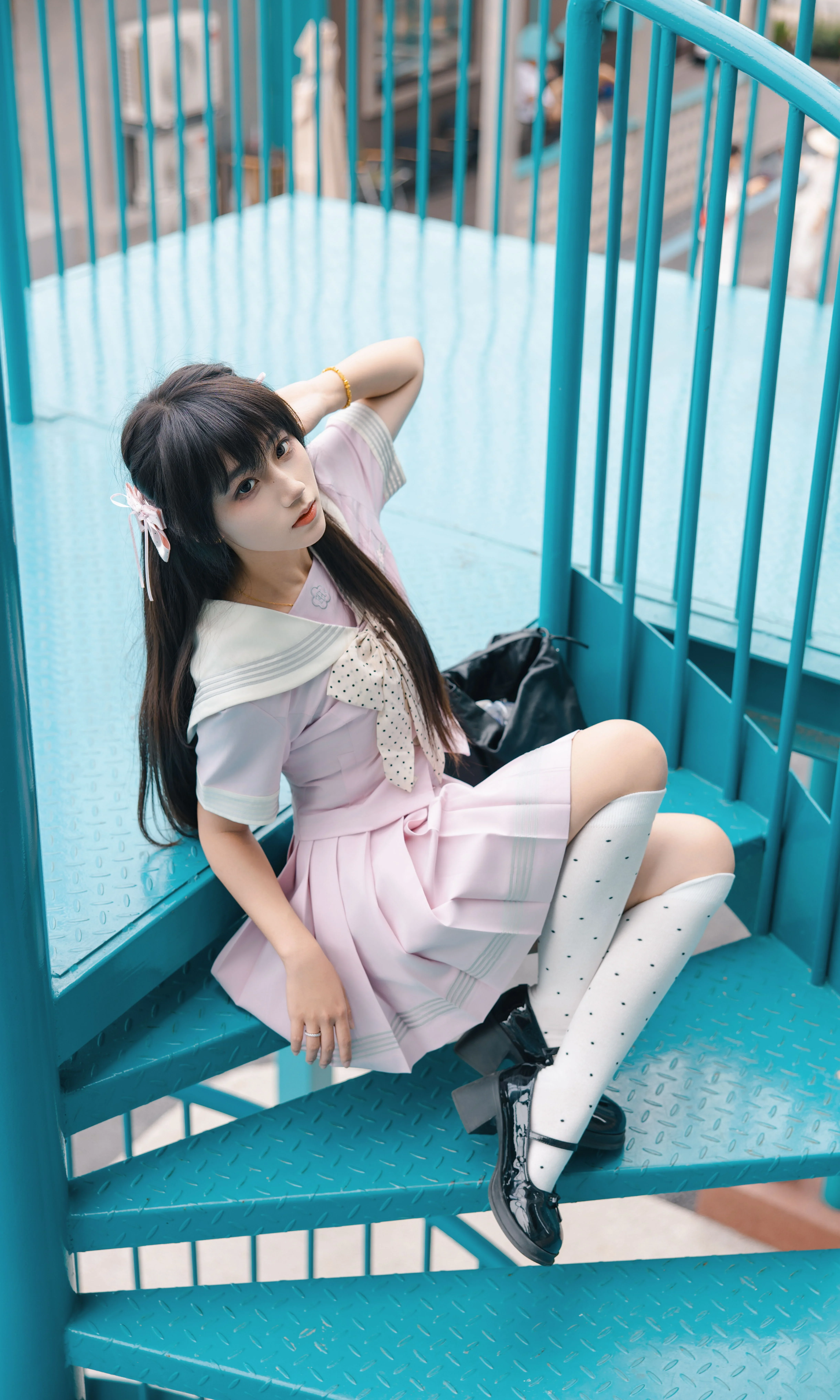 粉嫩水手服與藍綠工業風樓梯的巧妙結合 - 第 2 張
