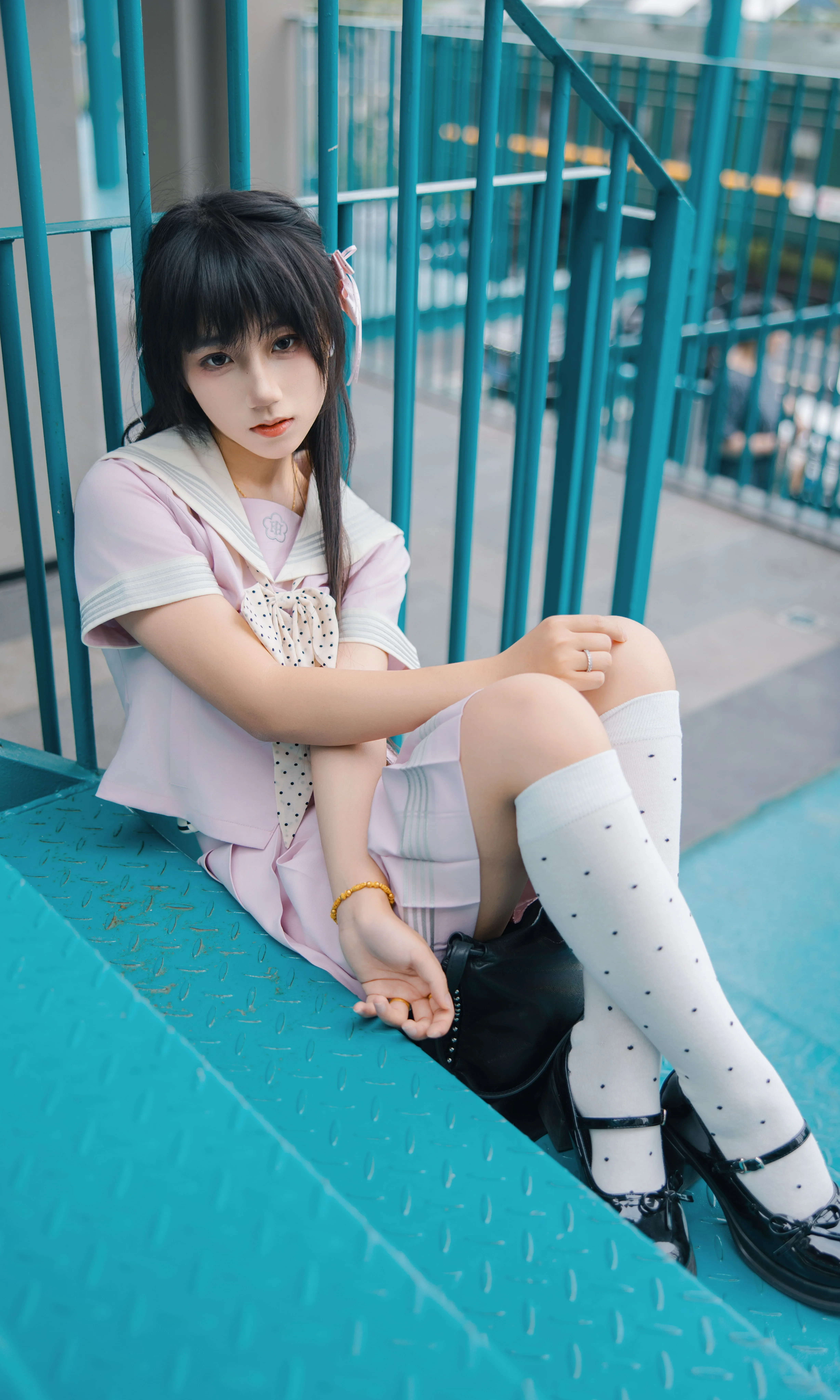 粉嫩水手服與藍綠工業風樓梯的巧妙結合 - 第 9 張