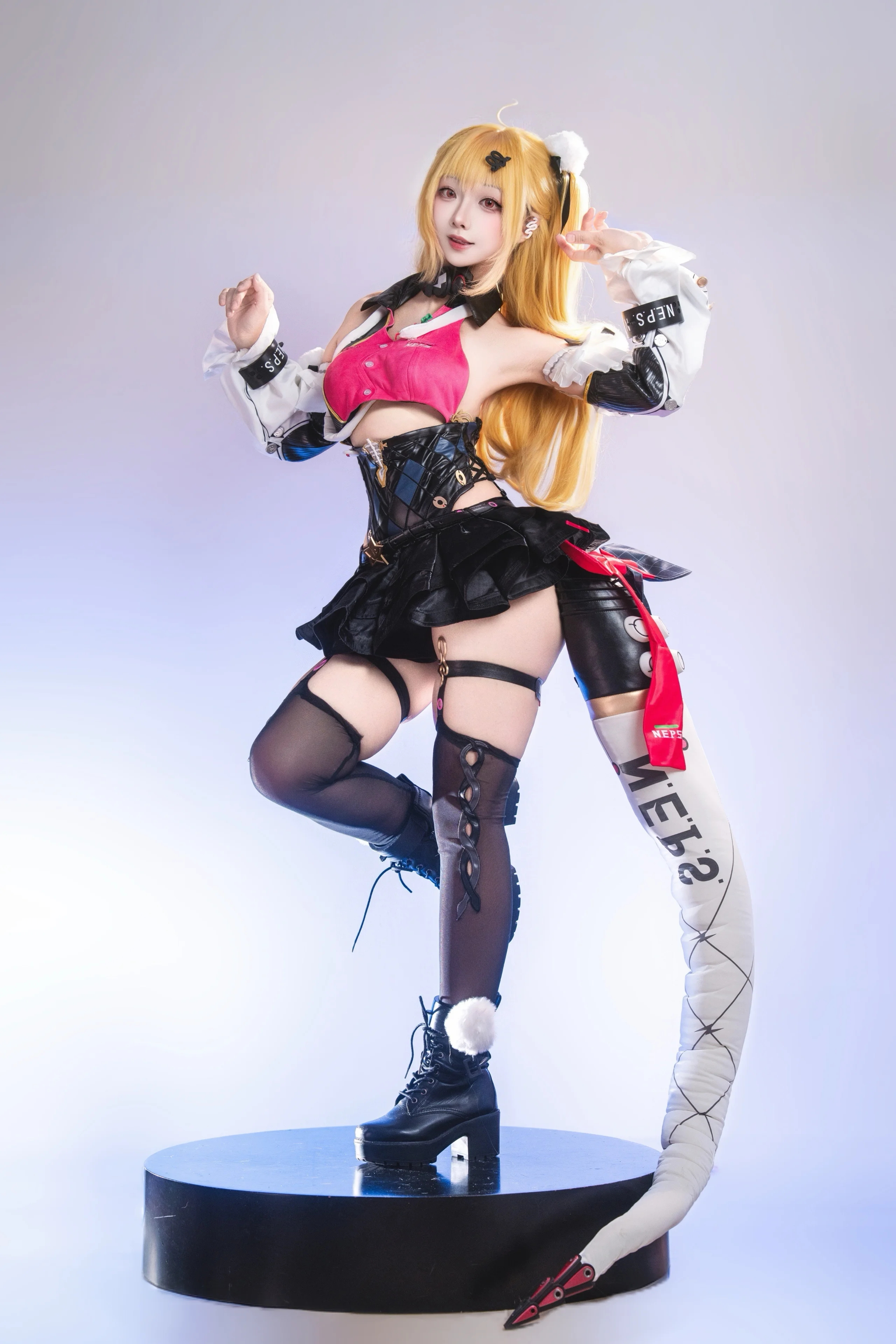 【希希芙cos】在绝区零的霓虹光影中找回自我