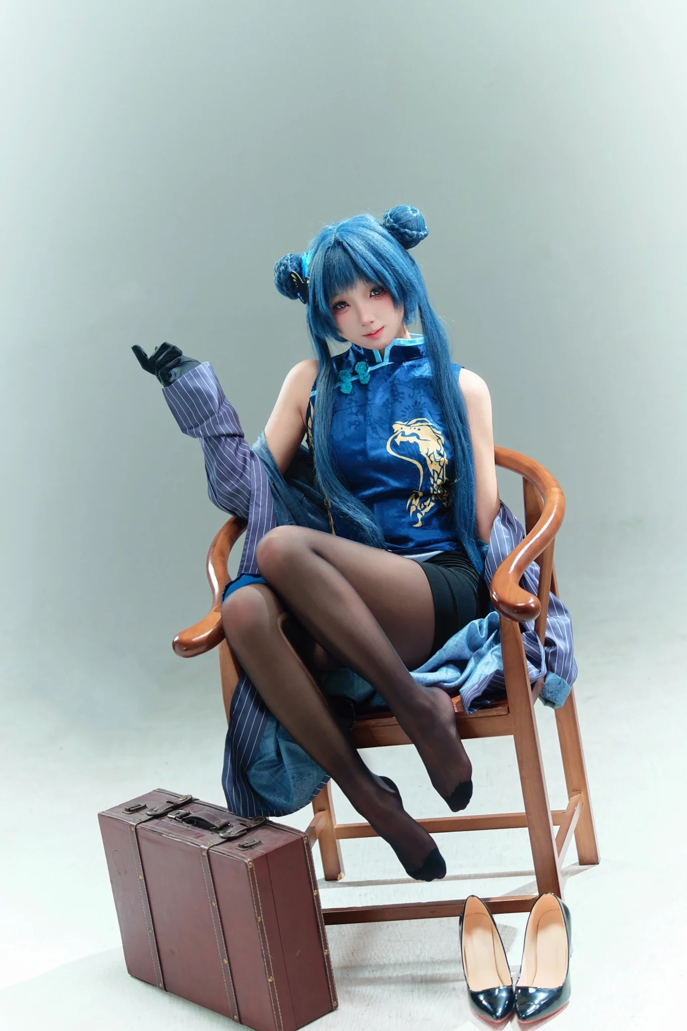 【妃咲cos】碧蓝档案的旗袍搭配，复古行李箱与蓝发少女 - 第 1 张